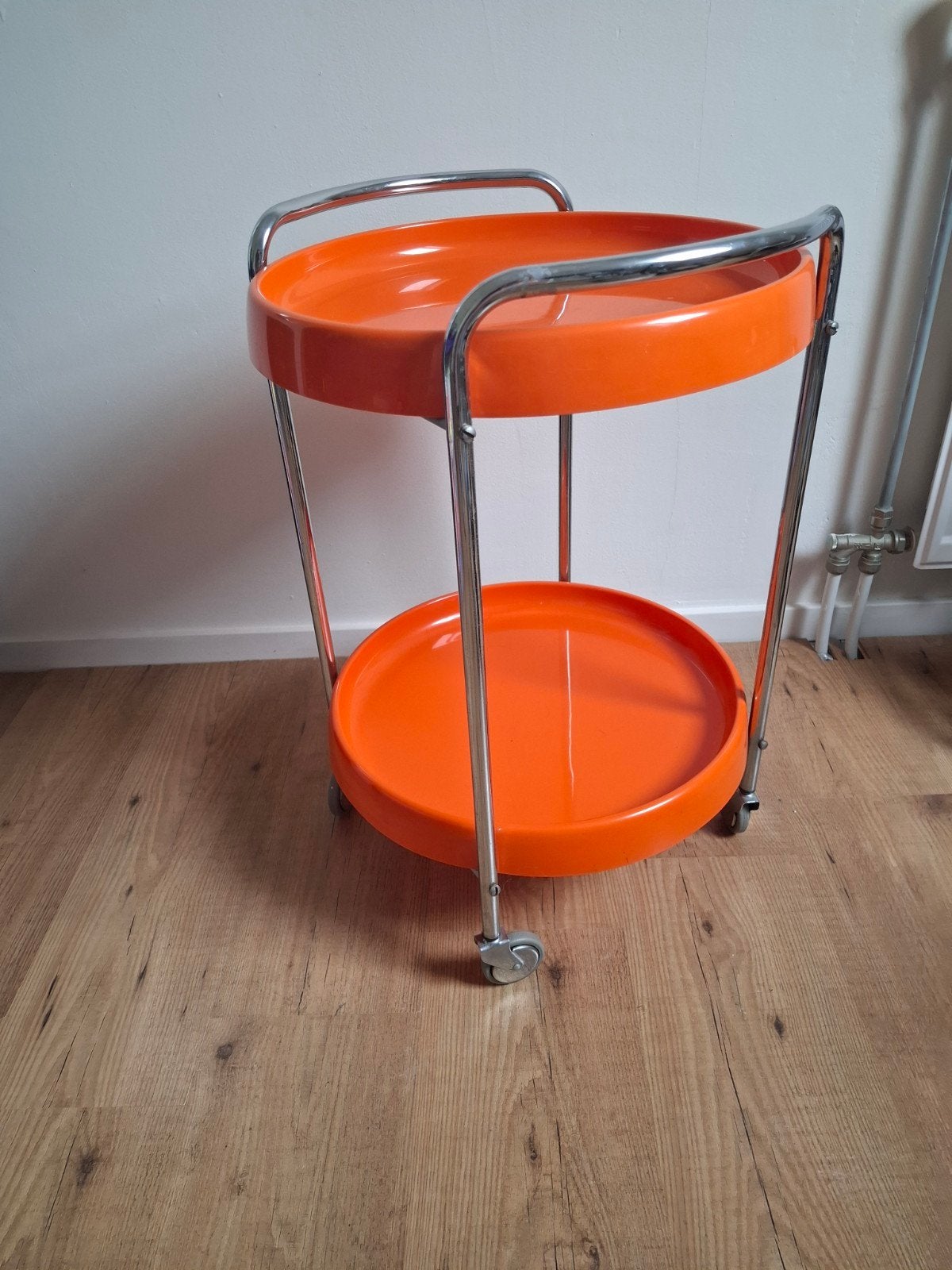 Retro Bijzettafel met Wieltjes - Oranje & Chroom, Huis en Inrichting, Ophalen, Minder dan 55 cm, Gebruikt, Retro, Vintage, Mid-century