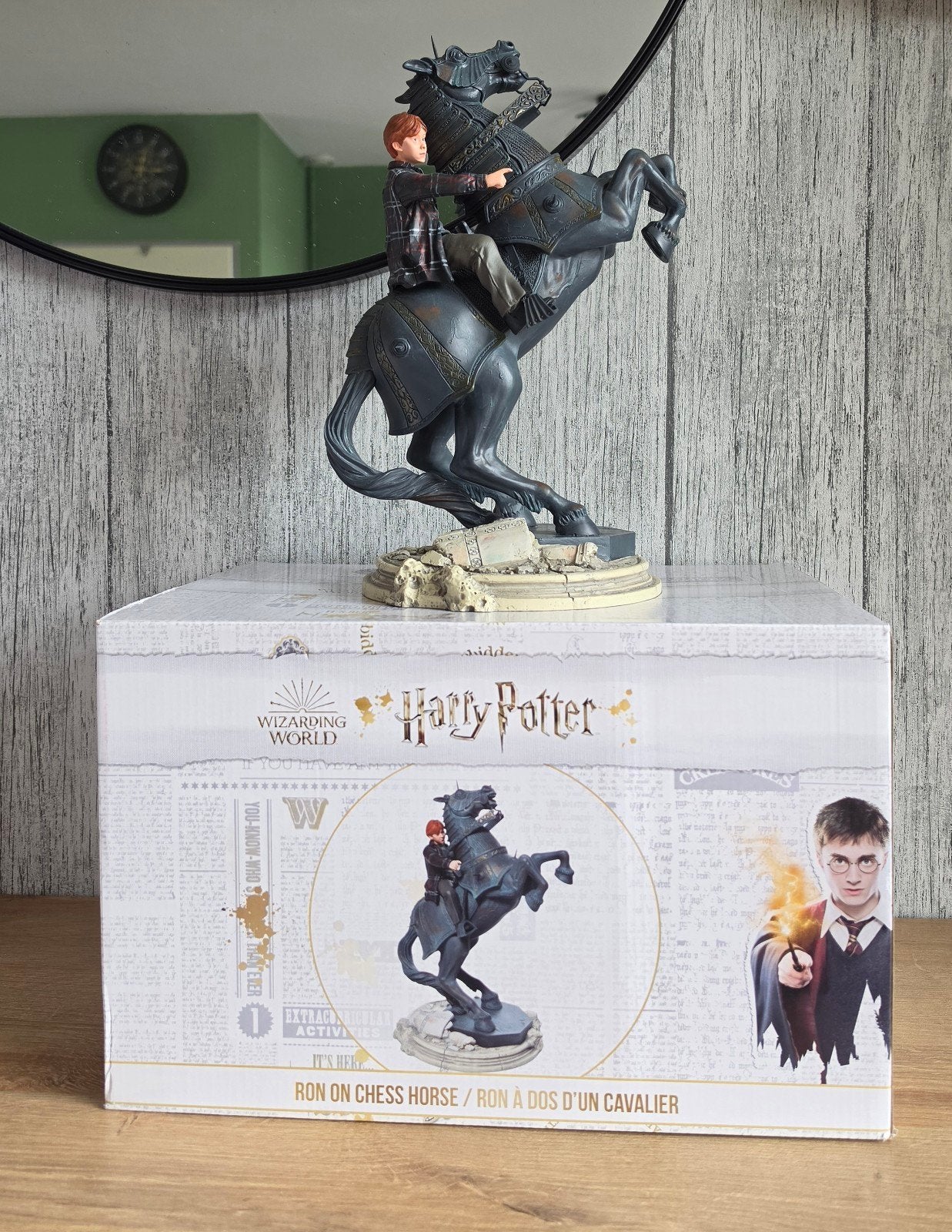 Wizarding World - Harry Potter - Ron on Chess Horse 32cm, Ophalen of Verzenden, Zo goed als nieuw, Beeldje of Buste