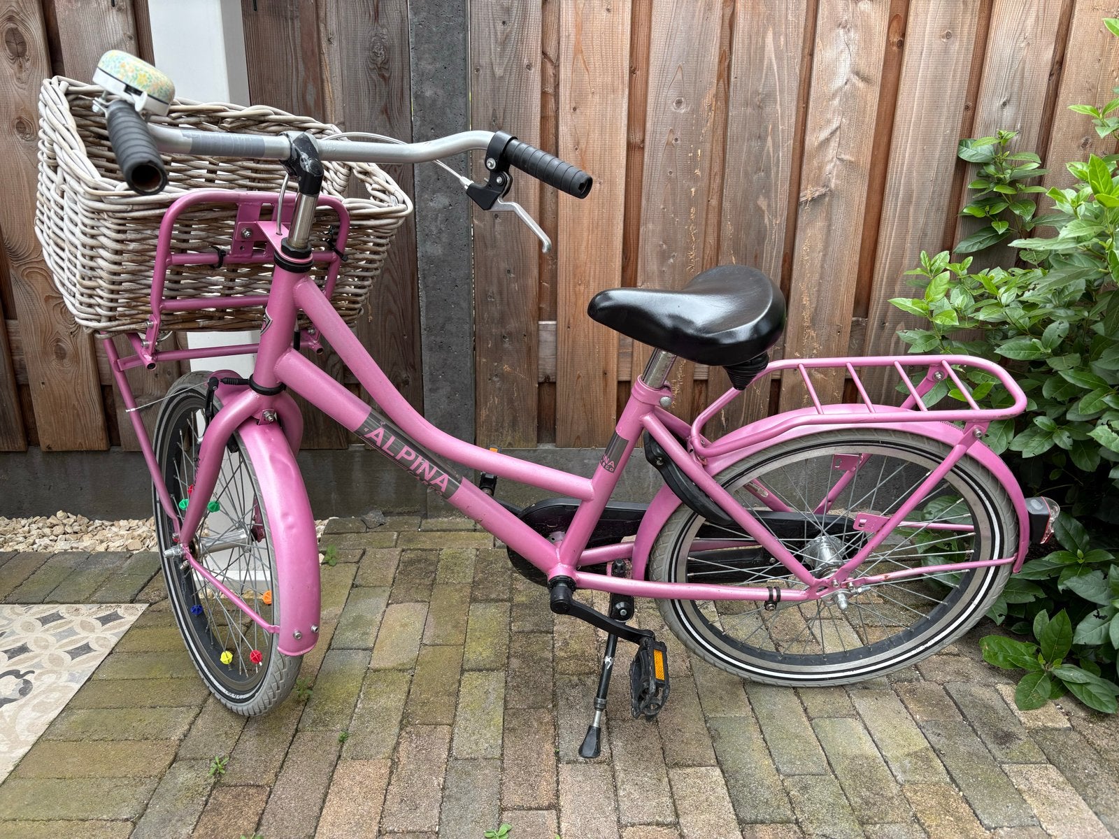 Roze Alpina kinderfiets met mand en gebruikerssporen, Fietsen en Brommers, Fietsen | Meisjes, Ophalen, Gebruikt, Velgrem, Handrem