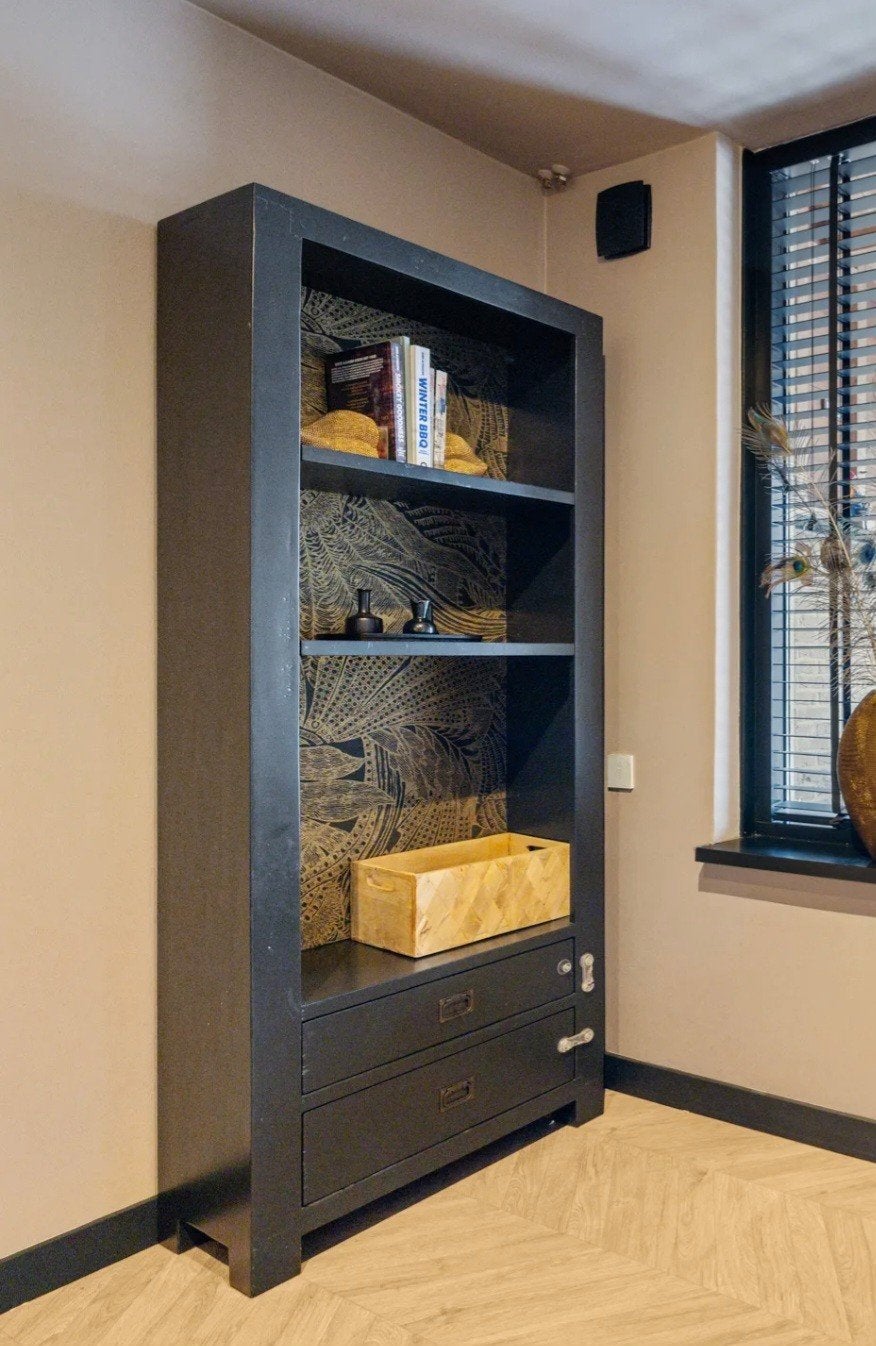 Zwarte kast met 2 lades en Arte behang, Met plank(en), Gebruikt, Modern, Luxe, 150 tot 200 cm