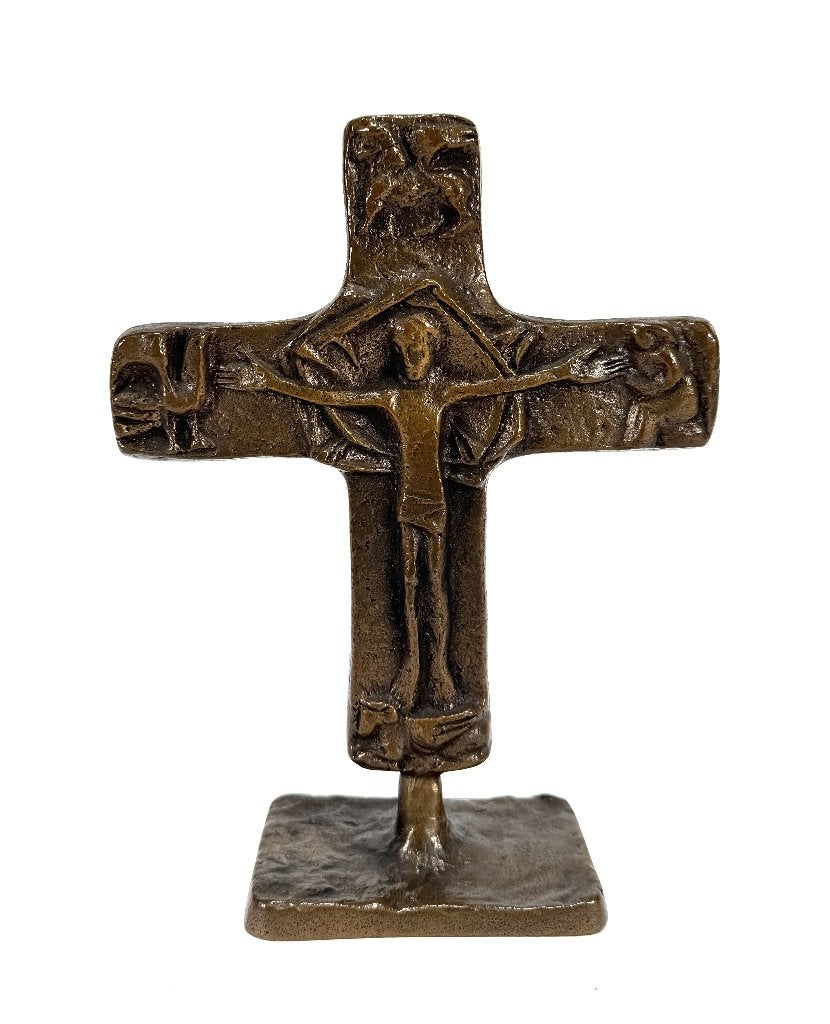 597. Bronzen crucifix op voet – corpus in reliëf, ca. 1970, Antiek en Kunst, Ophalen