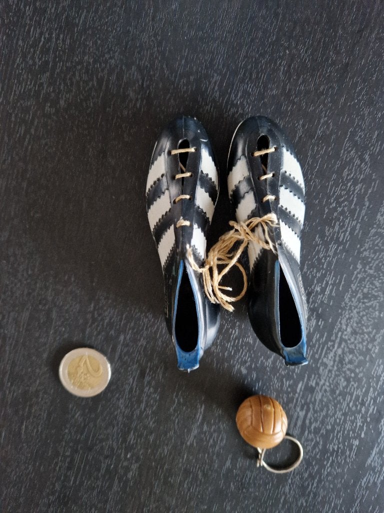 Adidas Miniatuur voetbalschoenen Zwart met Witte Strepen, Verzenden, Zo goed als nieuw, Overige sporten, Overige typen