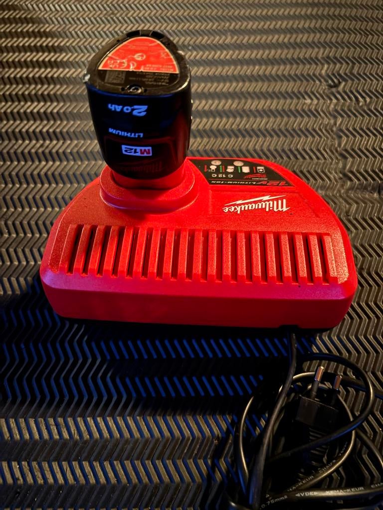 Milwaukee M12  Oplader C12 C met 2.0Ah Accu, Ophalen of Verzenden, Zo goed als nieuw