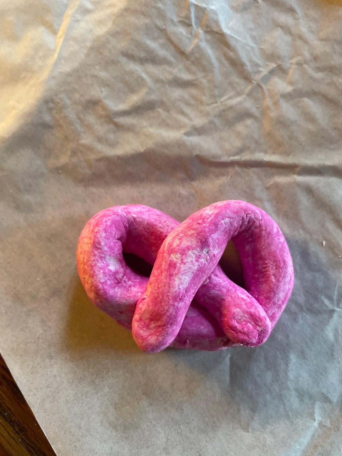 Handgemaakte Roze Pretzel - Uniek Knutselwerk, Roze, Verzenden, Handgemaakt, Nieuw