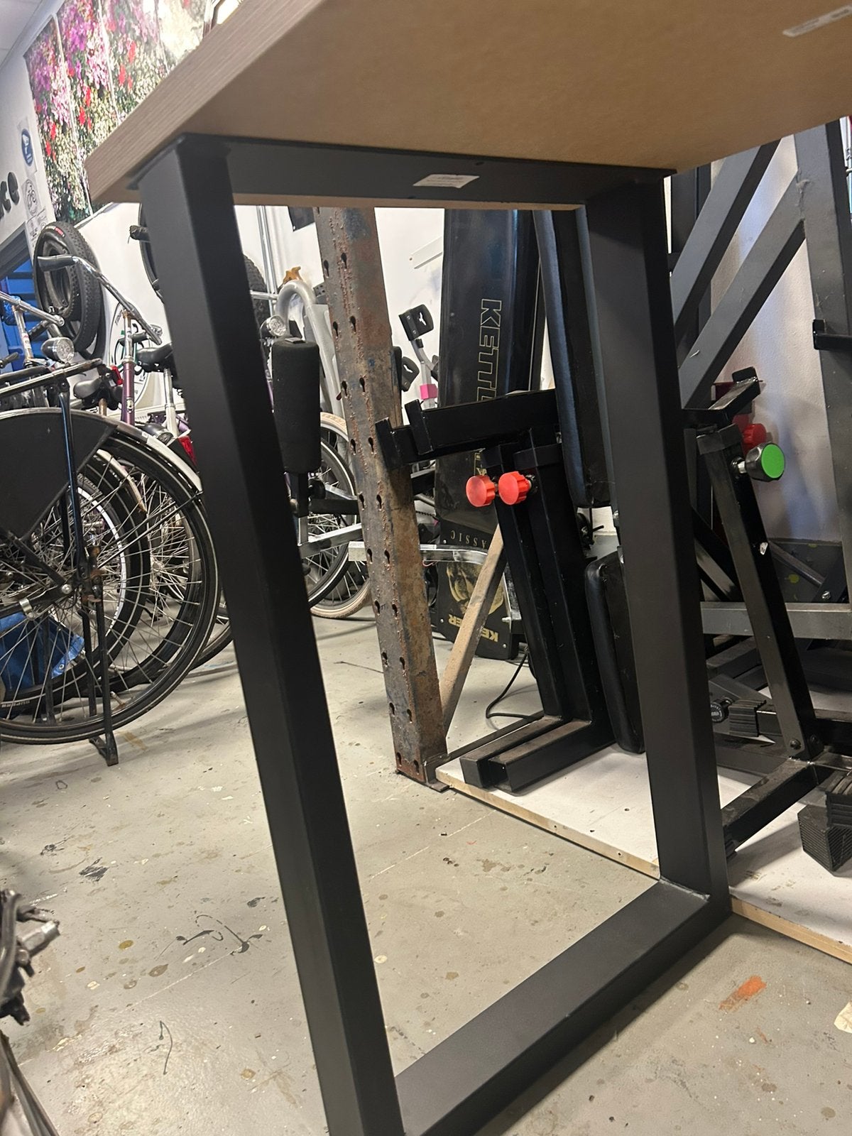 Foto 4 van Werktafel met 2 sterke poten €50