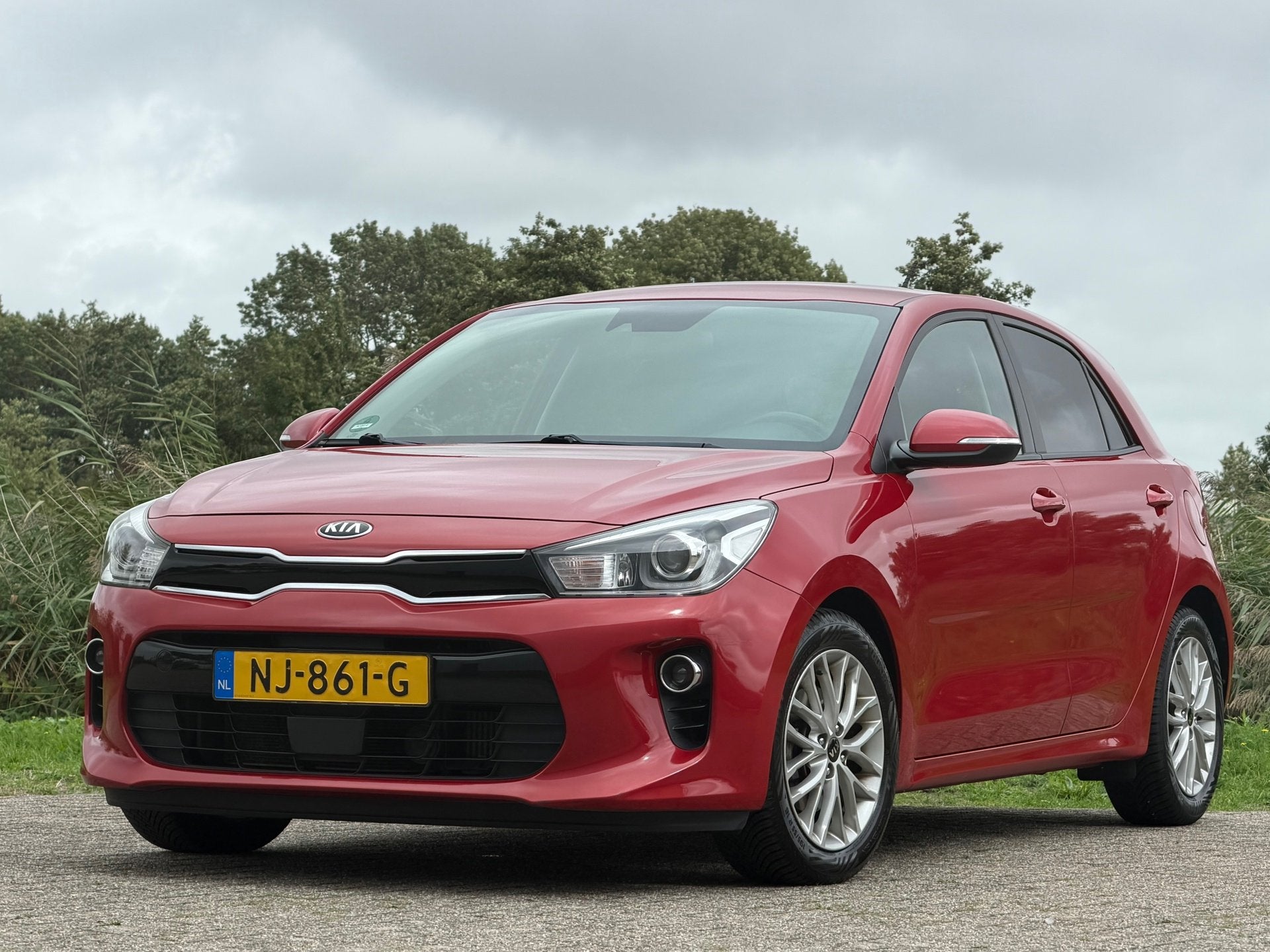 Kia Rio 1.0 TGDI First Edition - Fiery Red Metallic - Carpla, Auto's, Voorwielaandrijving, Dealer onderhouden, Gebruikt, 49 €/maand