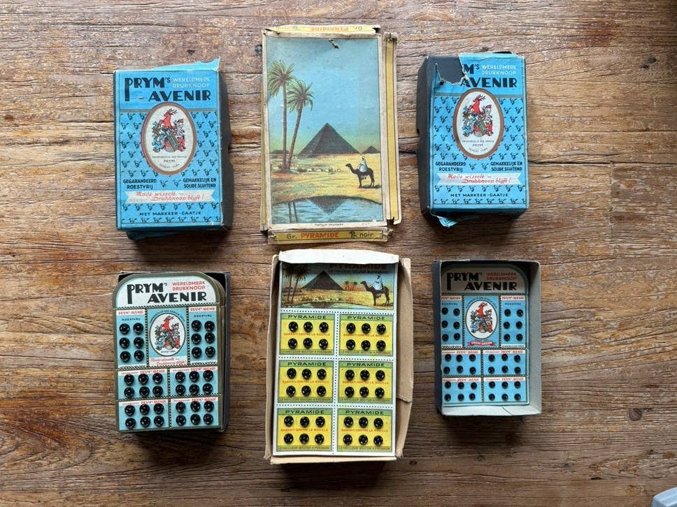 Antieke drukknopen - prym’s en pyramide - 16 kaarten, Nieuw, Ophalen of Verzenden, X, Knoop of Knopen