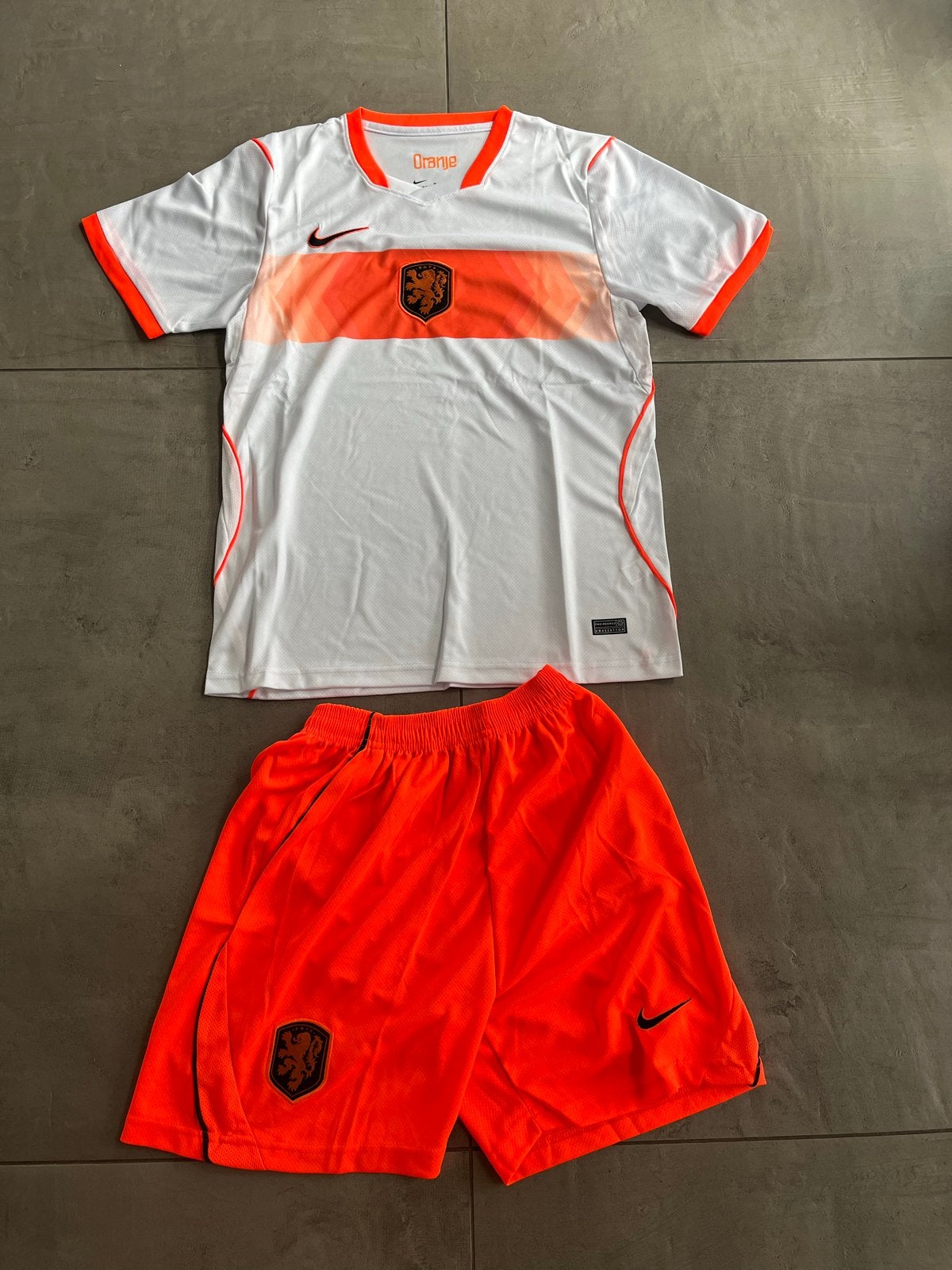 Gloednieuw Nederland tenue maat M, Maat M, Ophalen of Verzenden, Nieuw, Set