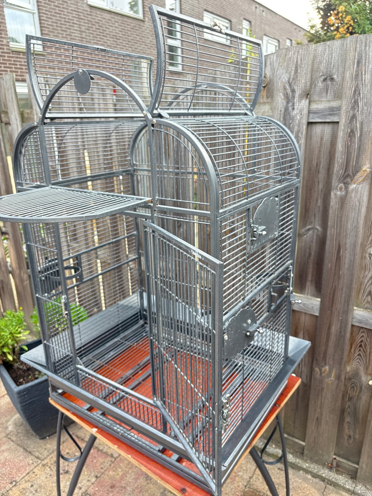 Ruime vogelkooi met verrijdbare kar, Dieren en Toebehoren, Ophalen, Gebruikt, Metaal, Vogelkooi