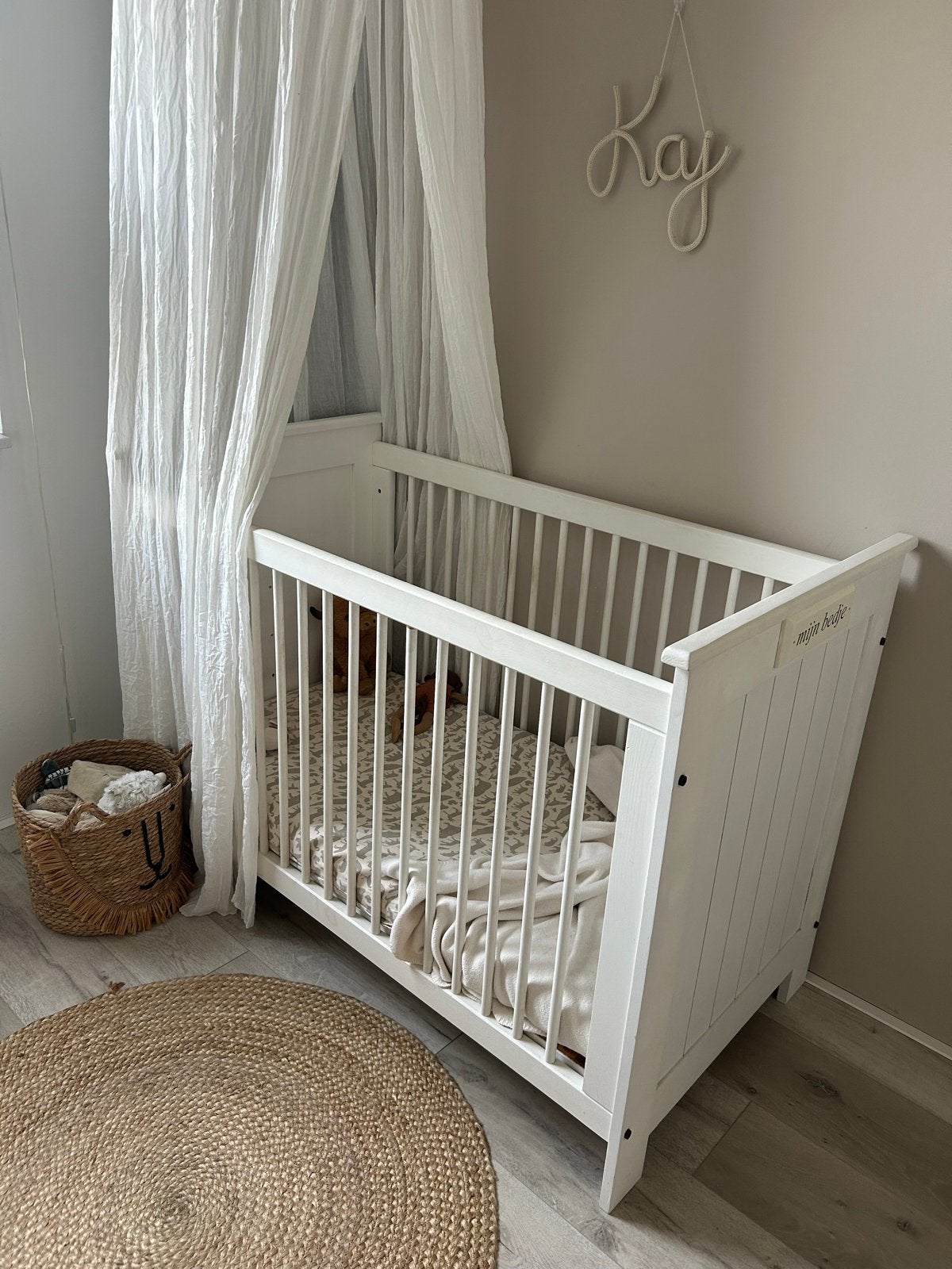 Foto 3 van Complete witte babykamer: ledikant, commode, kledingkast