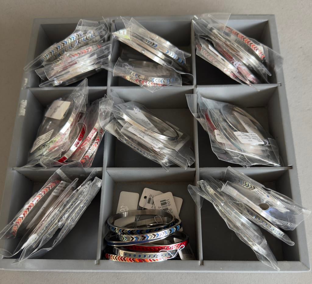 Partij gave RVS armbaden van Yehwang inclusief display !, Ophalen of Verzenden, Nieuw, Staal