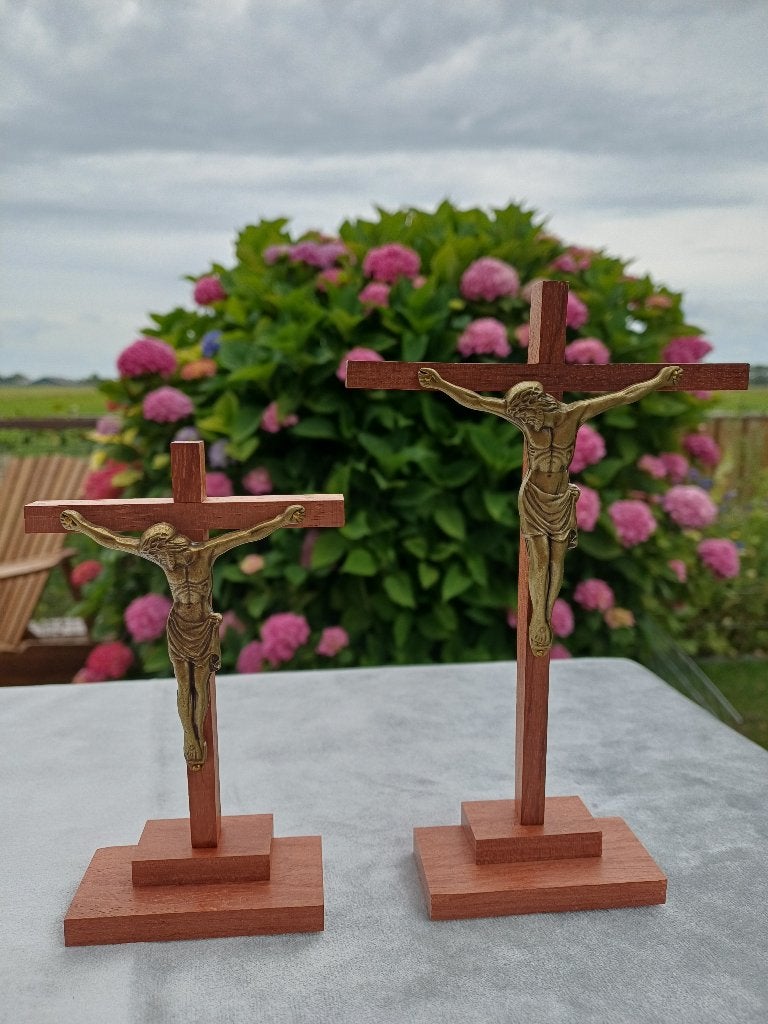 2 x Kruisbeeld ; Koperen Christus aan Houten Kruis voor € 15, Ophalen, Zo goed als nieuw