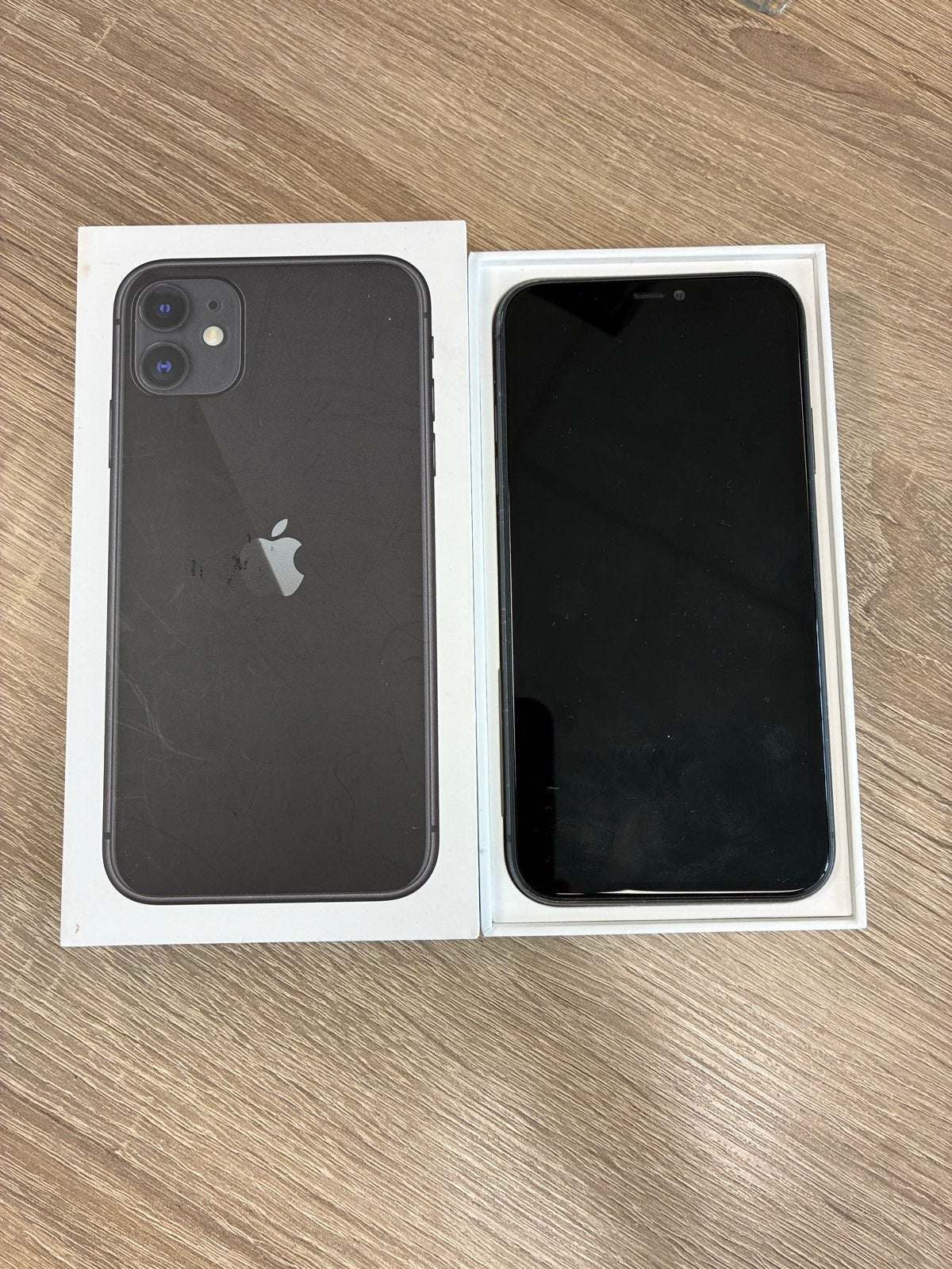 iPhone 11 - Beschadigde achterkant, nieuwe accu (100%), Telecommunicatie, Mobiele telefoons | Apple iPhone, Zwart, Zonder simlock
