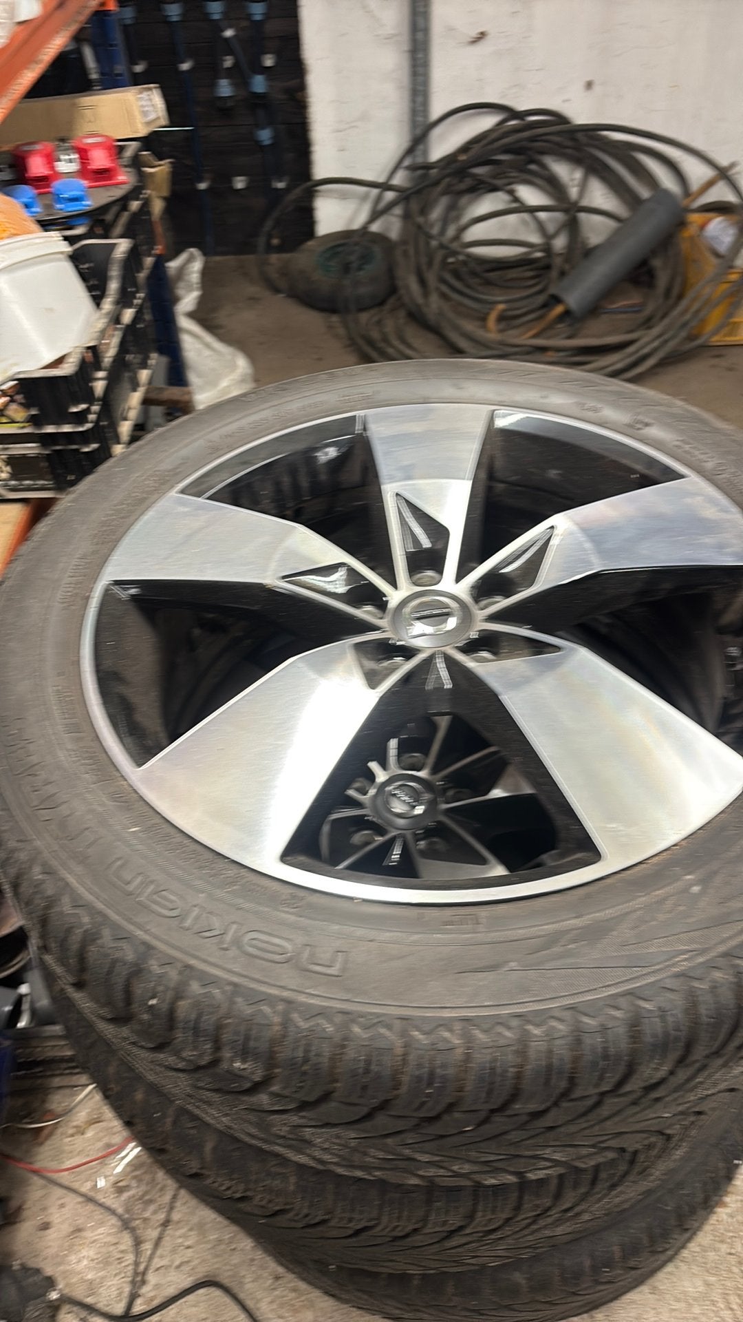 Volvo xc 40 set winterbanden plus velgen, Auto-onderdelen, Banden en Velgen, Banden en Velgen, Winterbanden, 235 mm, Ophalen
