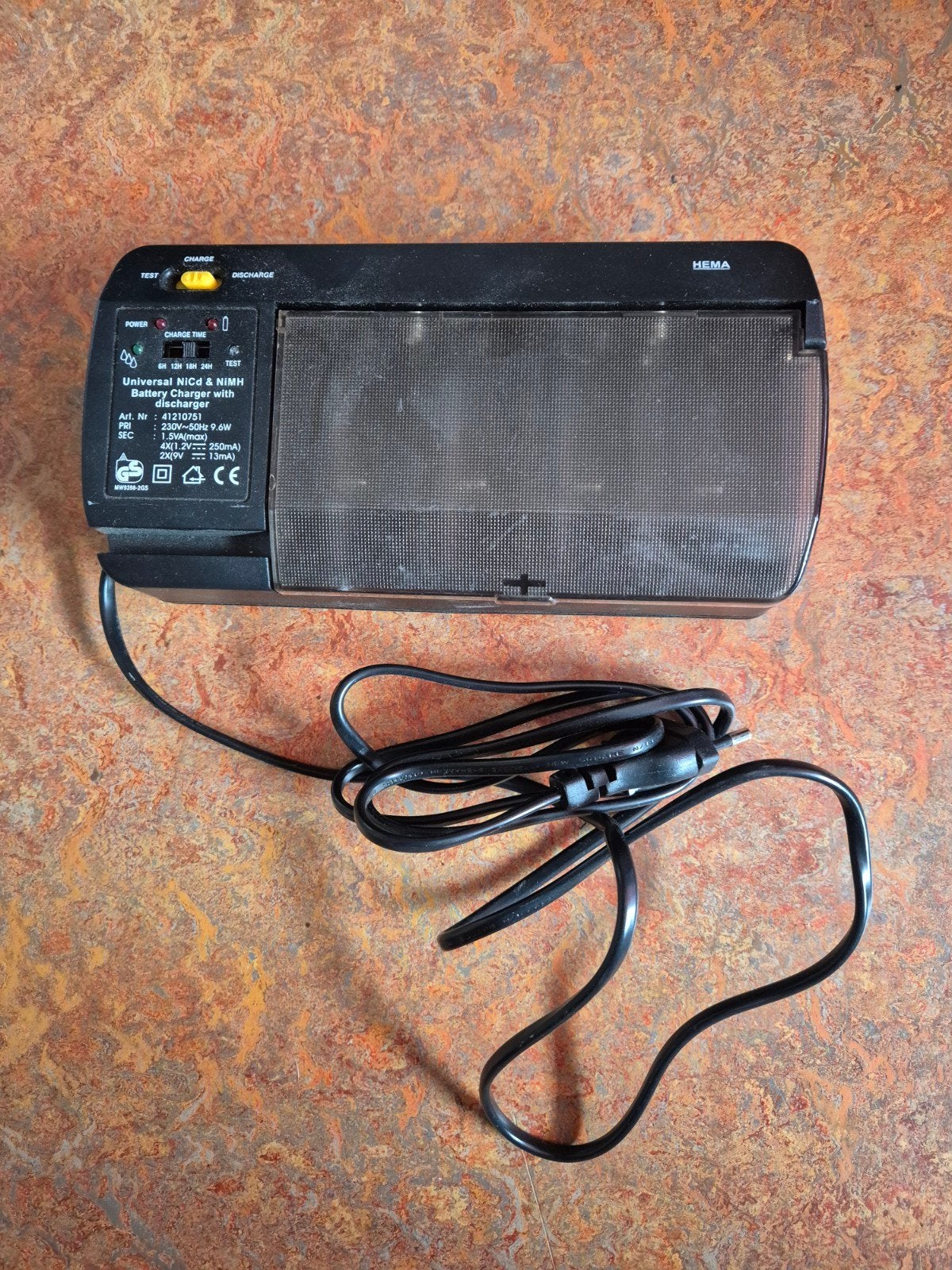 Hema Universele NiCd & NiMH Batterijlader met Ontlader, Ophalen of Verzenden, Gebruikt