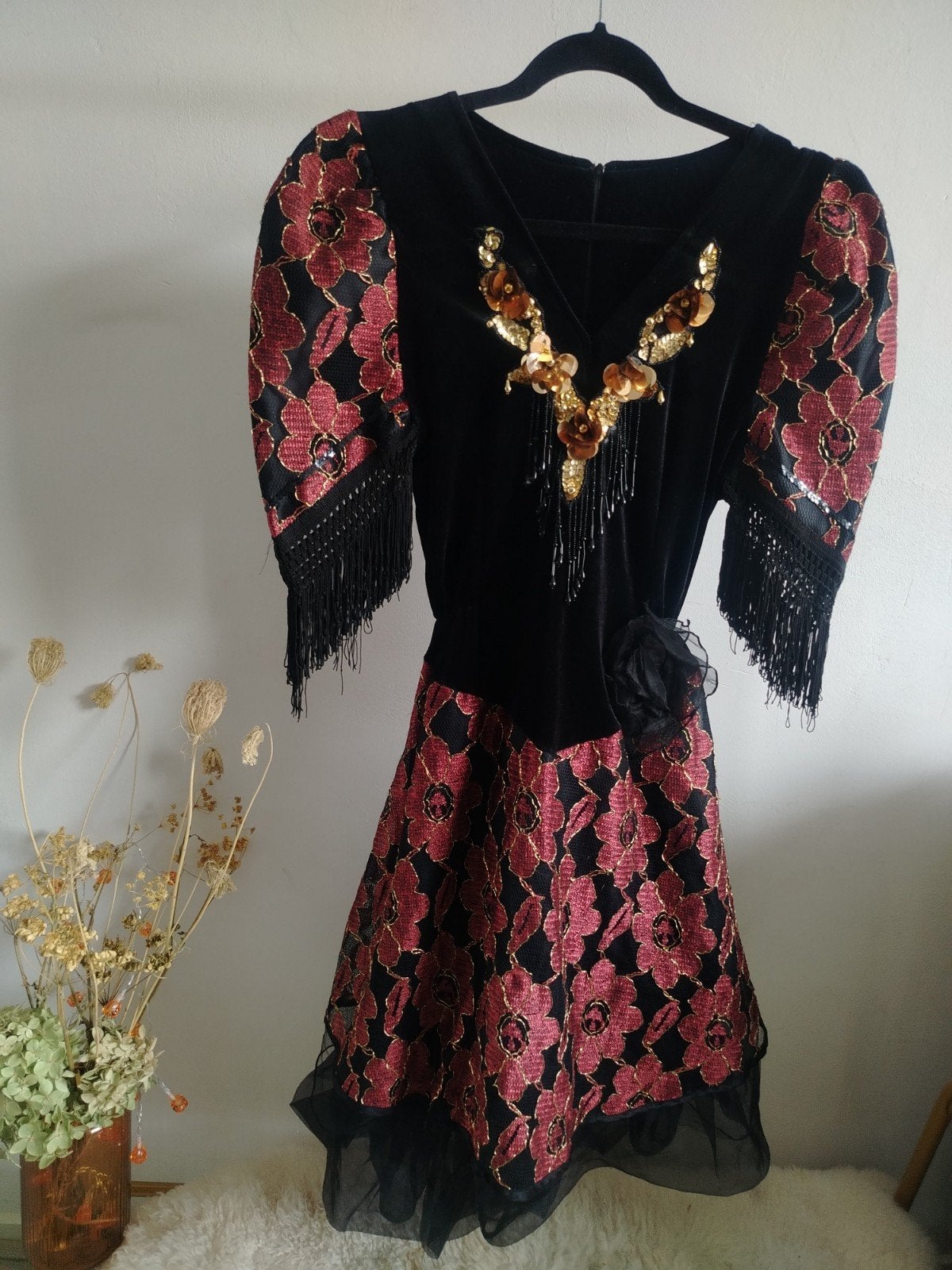 Spaanse Vintage Zwart Fluweel Jurk met Rode Bloemen en Franj, Kleding | Dames, Maat 38/40 (M), Zwart, Ophalen of Verzenden, Onder de knie