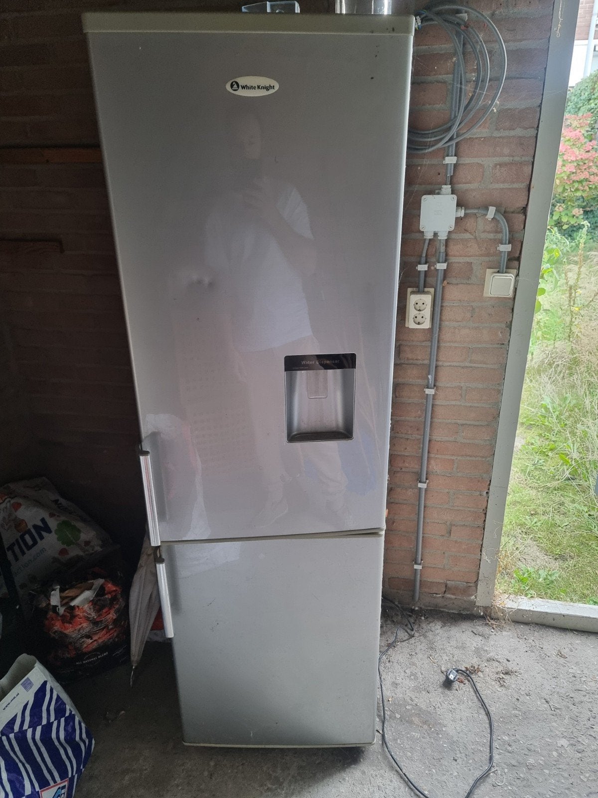 Koelvriescombinatie met waterreservoir - Lichte schade