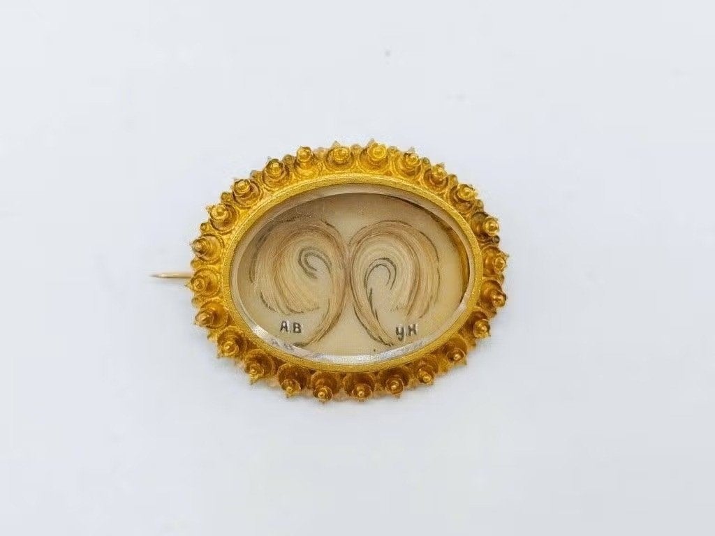 Gouden rouwbroche met haarwerk, 19e eeuw, Zeeuwse knop