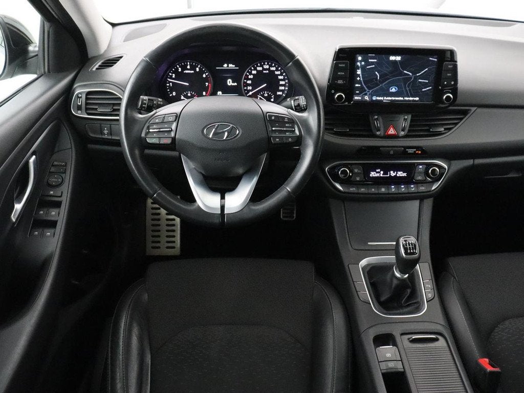 Hyundai i30 Fastback 1.0 T-GDI Premium | Carplay | Half lede, Auto's, Hyundai, Voorwielaandrijving, Gebruikt, Euro 6, Leder en Stof