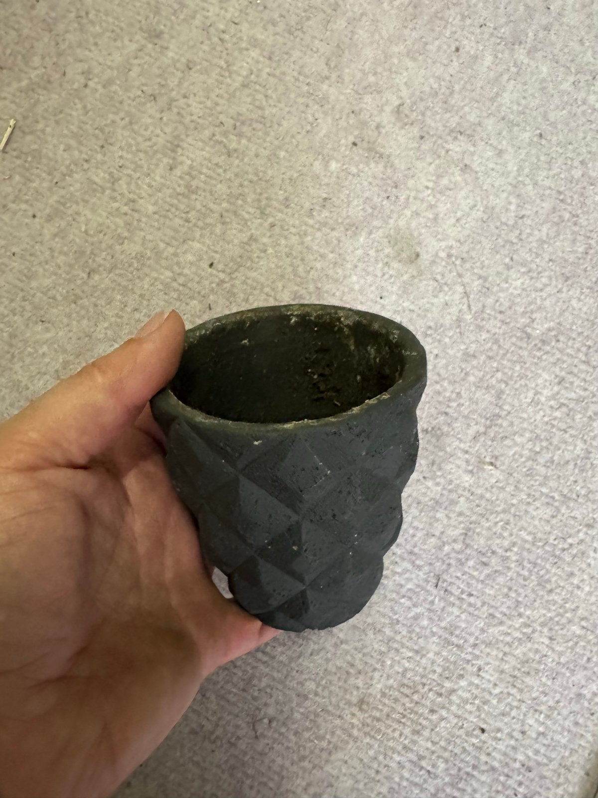 Kleine zwarte bloempot met geometrisch patroon, Tuin en Terras, Ophalen, Gebruikt, Rond, Binnen