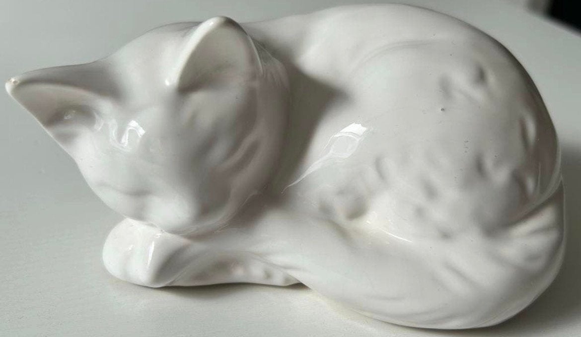Witte keramische kat decoratiebeeldje, Ophalen of Verzenden, Zo goed als nieuw, Dier