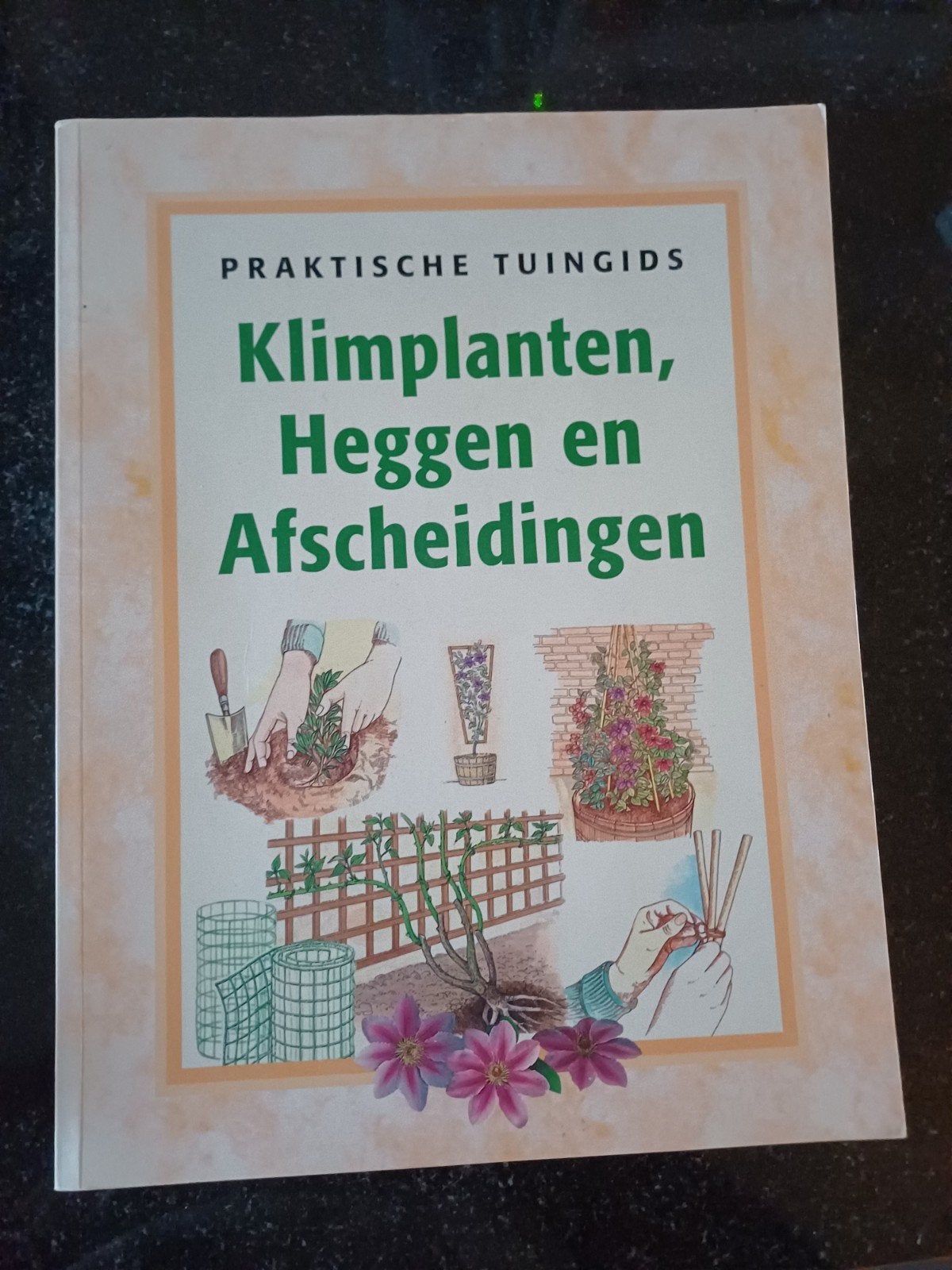 Praktische Tuingids: Klimplanten, Heggen en Afscheidingen, Ophalen of Verzenden, Zo goed als nieuw, Onbekend, Tuinieren en Tuinplanten