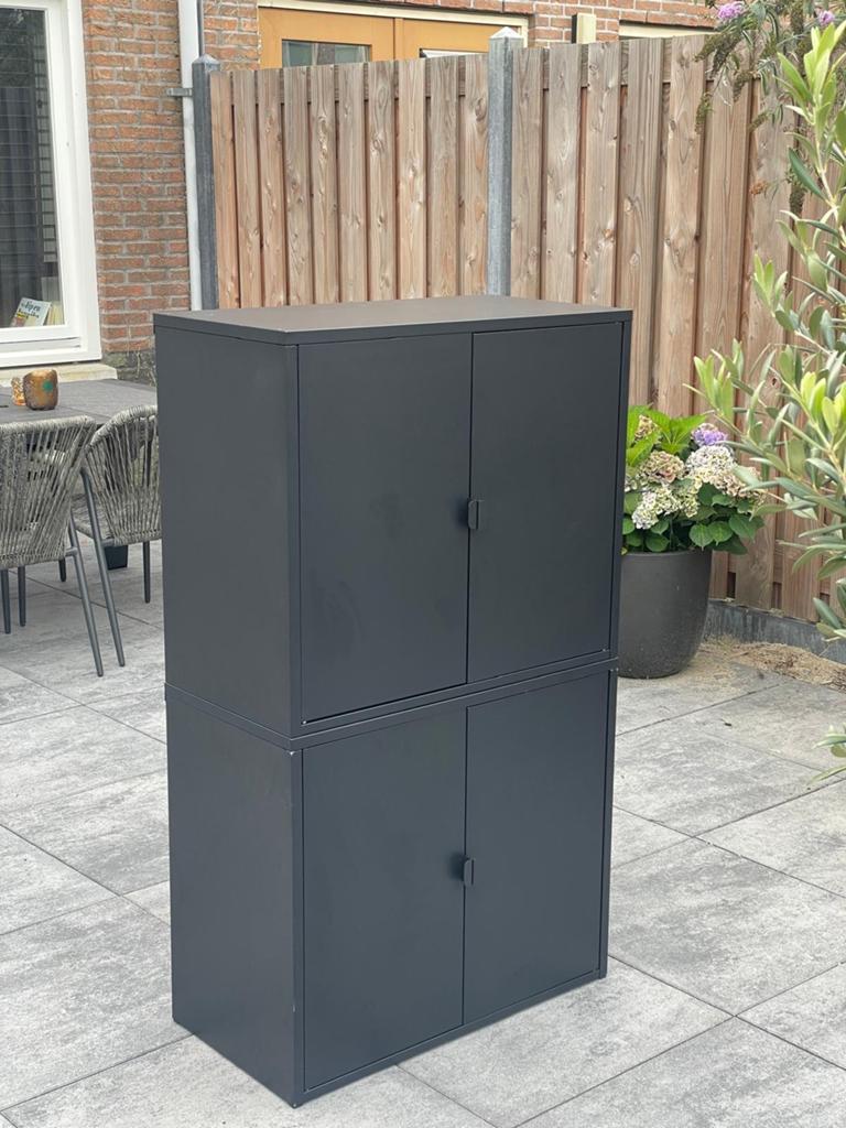 BROR kast met twee deuren - Zwart (2 stuks beschikbaar), Ophalen, Zo goed als nieuw