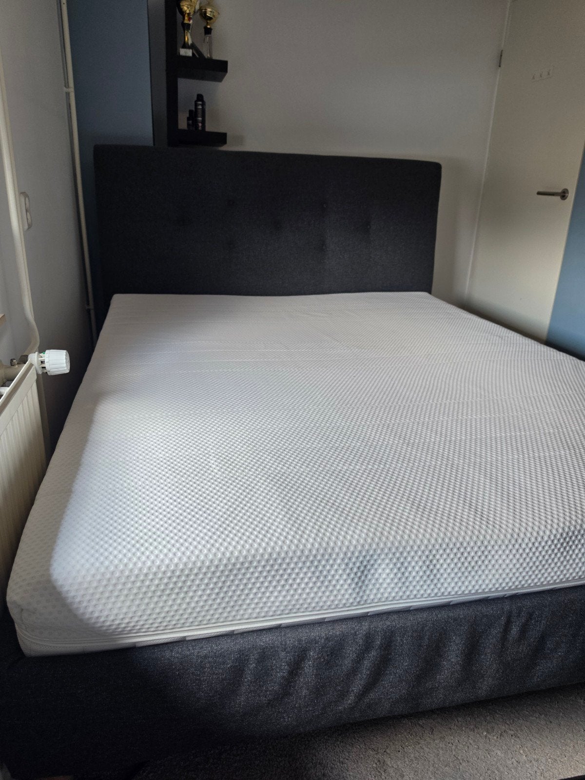 IKEA Idanäs donkergrijs 160 x 200 met foammatras, Huis en Inrichting, Slaapkamer | Bedden, Ophalen, Tweepersoons, Zo goed als nieuw
