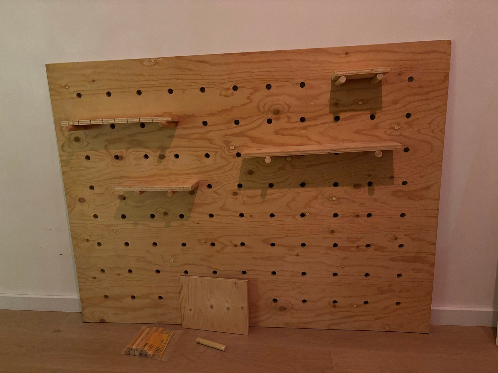 Houten Pegboard met Planken en Haken utrecht centrum, Ophalen, Gebruikt