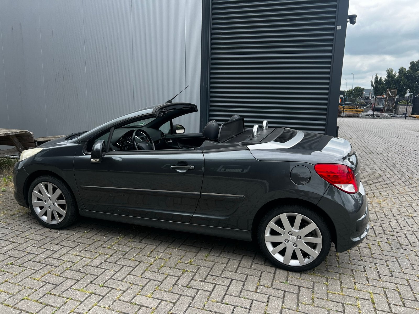 Peugeot 207 1.6 16V CC 88KW 2013 Grijs, Auto's, Voorwielaandrijving, Euro 5, 15 km/l, Zwart