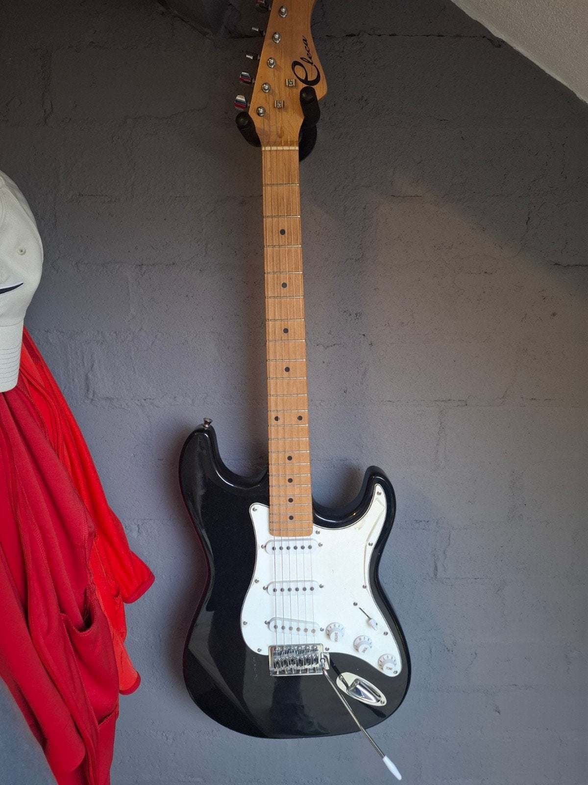 Zwarte elektrische gitaar met gigbag, Ophalen, Gebruikt, Solid body, Overige merken