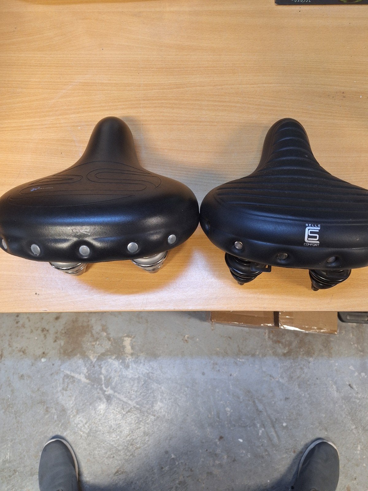 te koop 2 x fietszadel, Ophalen