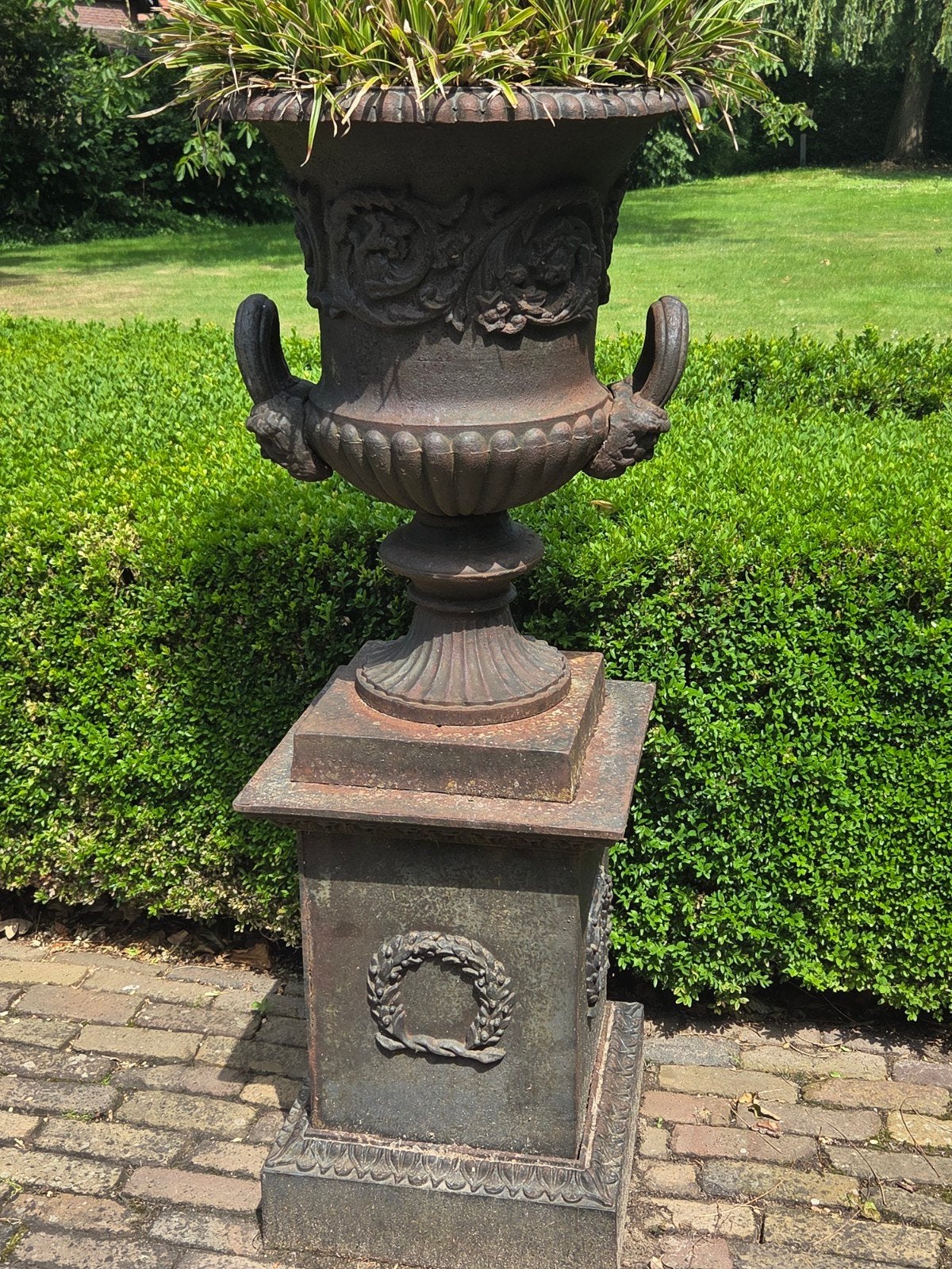 Gietijzeren Vaas op Sokkel., Ophalen