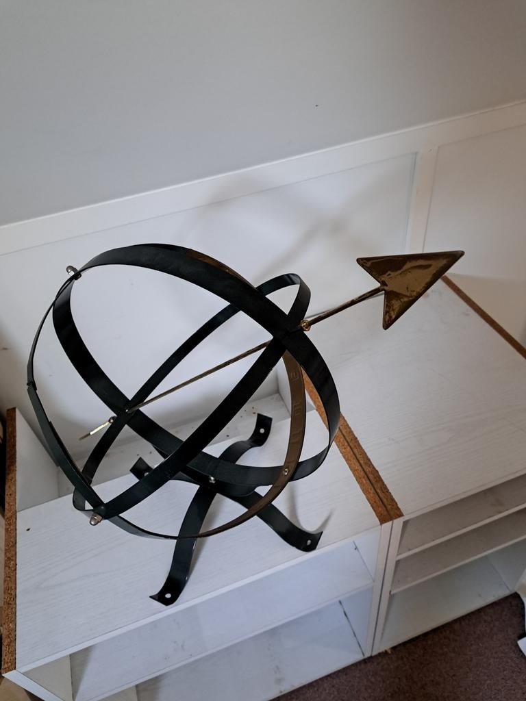 Zonnewijzer, decoratieve metalen bol met pijl - Tuinornament, Tuin en Terras, Windwijzers en Windmolens, Ophalen, Gebruikt