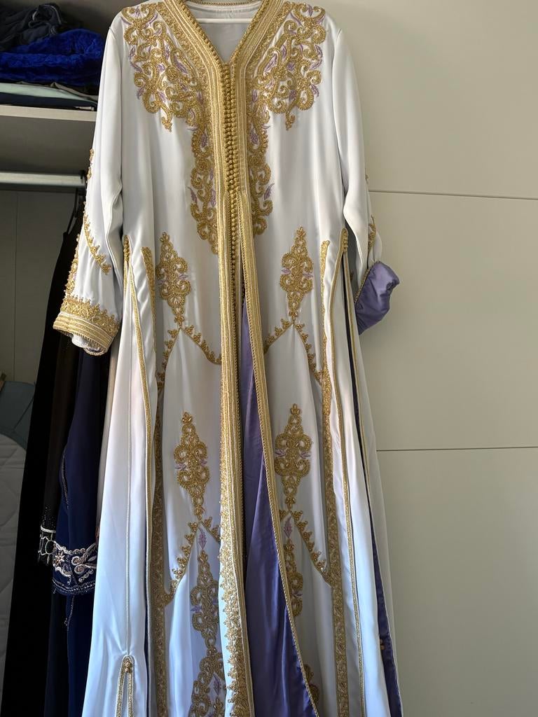 Elegante Witte Takshita met Paarse Accent en Gouden Details, Ophalen of Verzenden, Zo goed als nieuw, Wit, Onder de knie