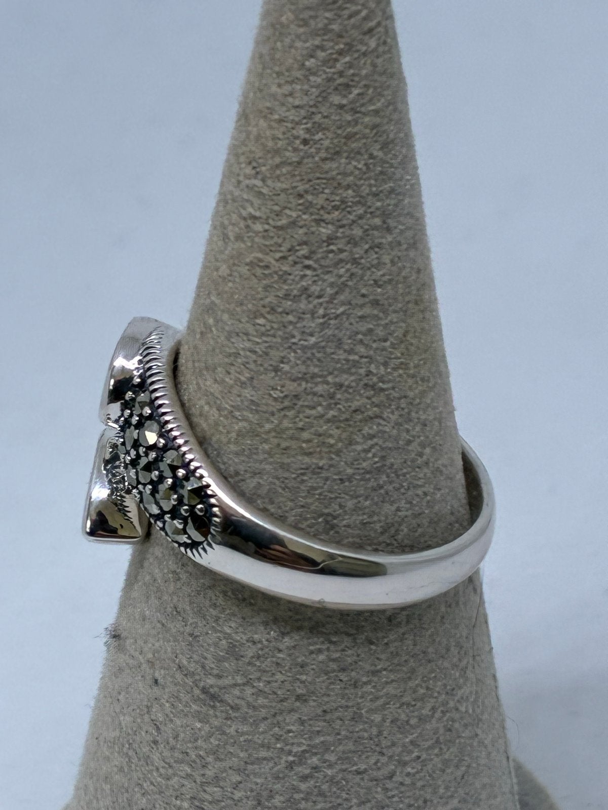 Zilveren ring maat 19 met paarse stenen, Sieraden, Tassen en Uiterlijk, Zilver en edelstenen, 19 tot 20, Nieuw, Ophalen of Verzenden