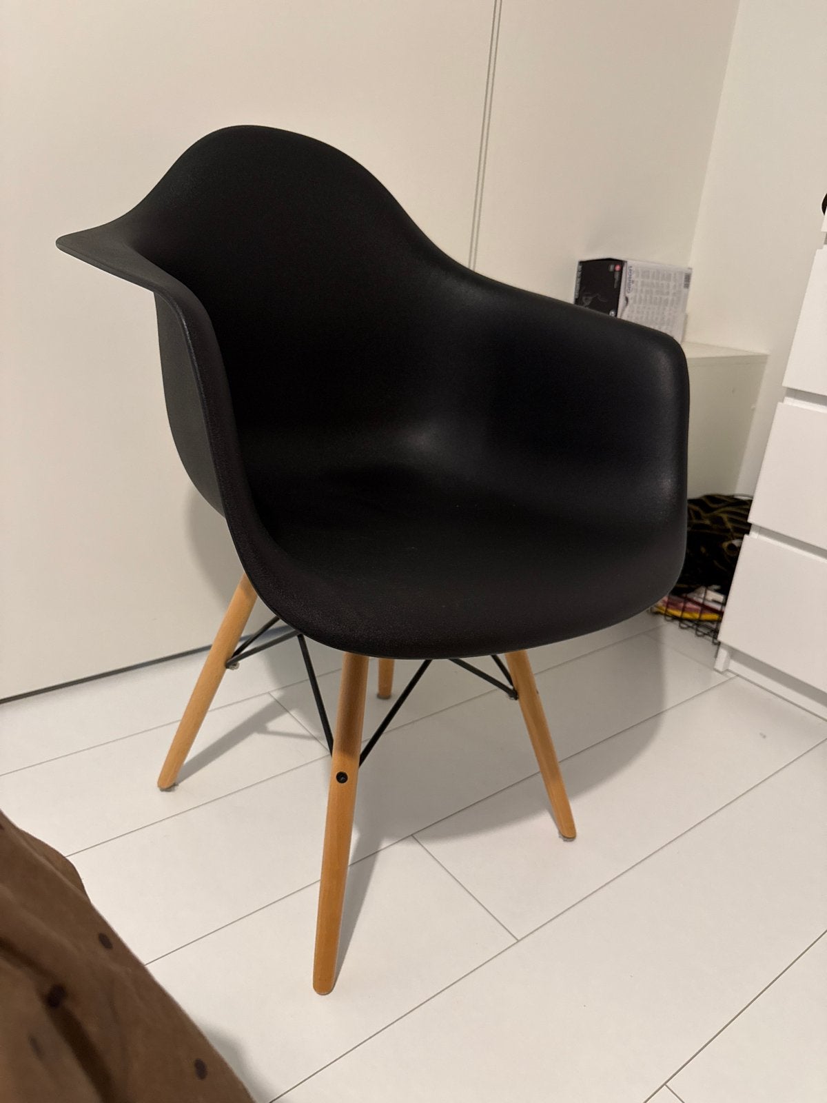 Eames replica stoel - Zwart, nog heel netjes, Huis en Inrichting, Stoelen, Ophalen, Zwart, Zo goed als nieuw, Eén
