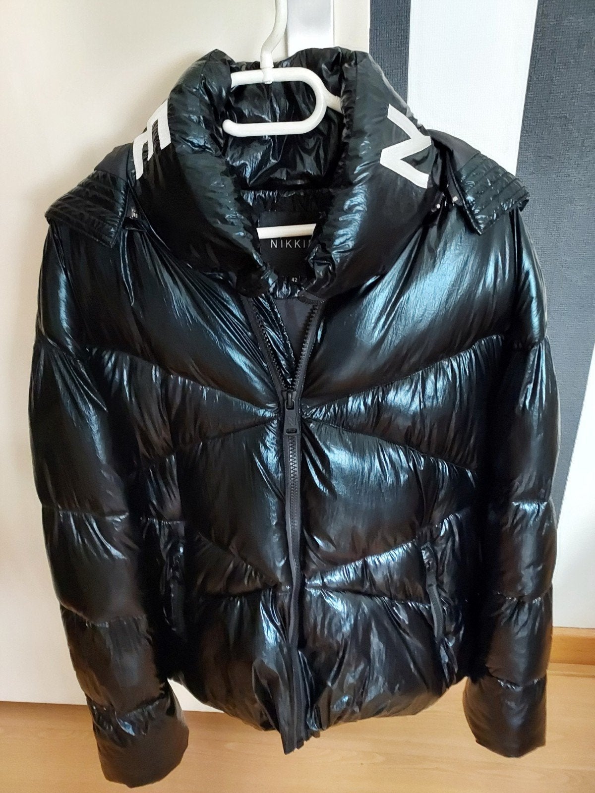 Nikkie Puffer Jas Zwart Maat 42, Zwart, Maat 42/44 (L), Ophalen of Verzenden, Zo goed als nieuw