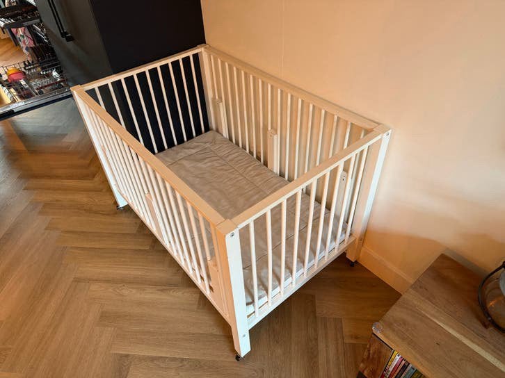 Wit houten tweeling box met wieltjes en matras, Kinderen en Baby's, Boxen, Ophalen, Gebruikt, Rechthoekig, Wieltjes