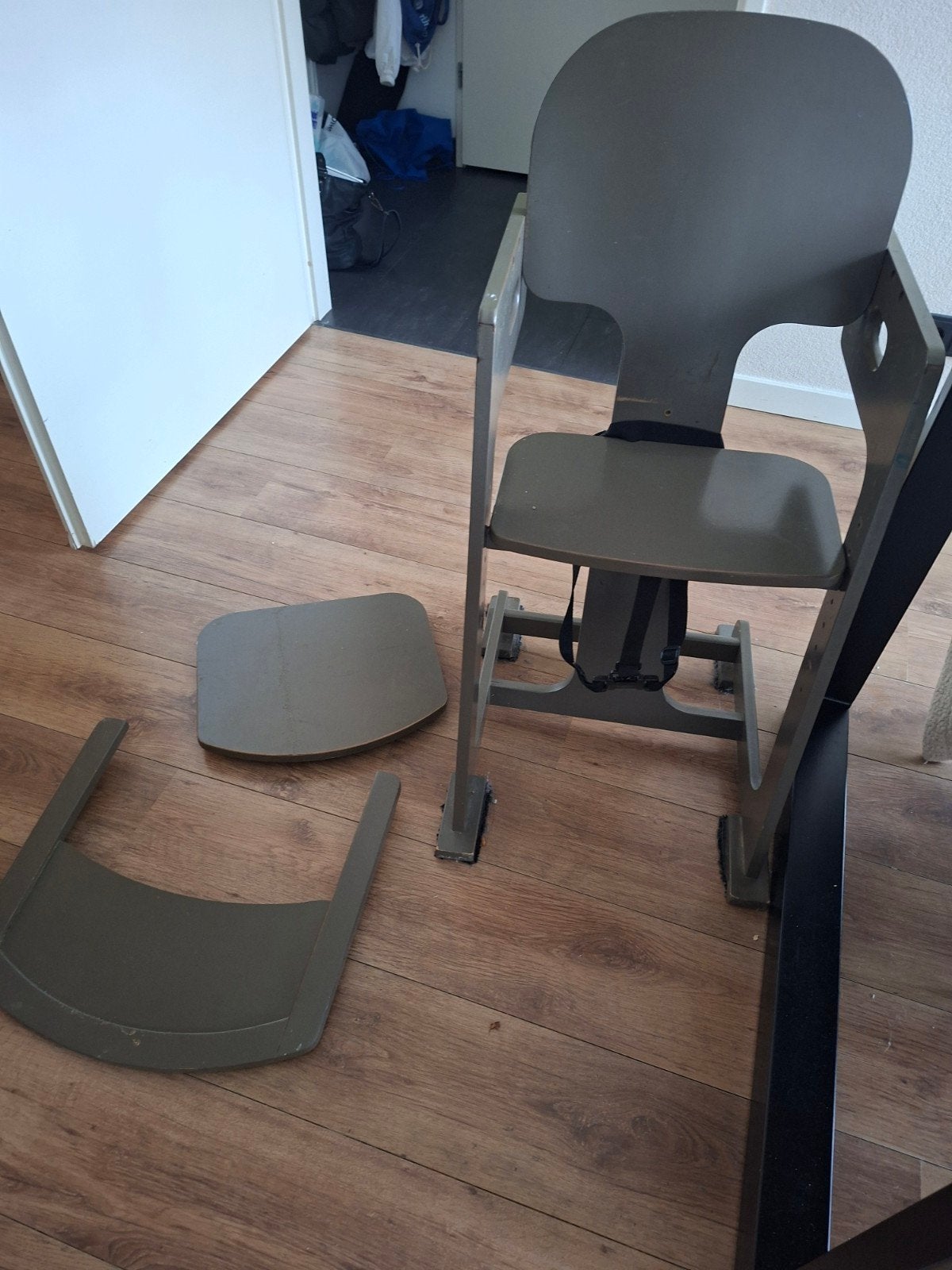 Gratis Kinderstoel - Meegroeistoel met gordel, Ophalen, Gebruikt, Meegroeistoel, Afneembaar eetblad