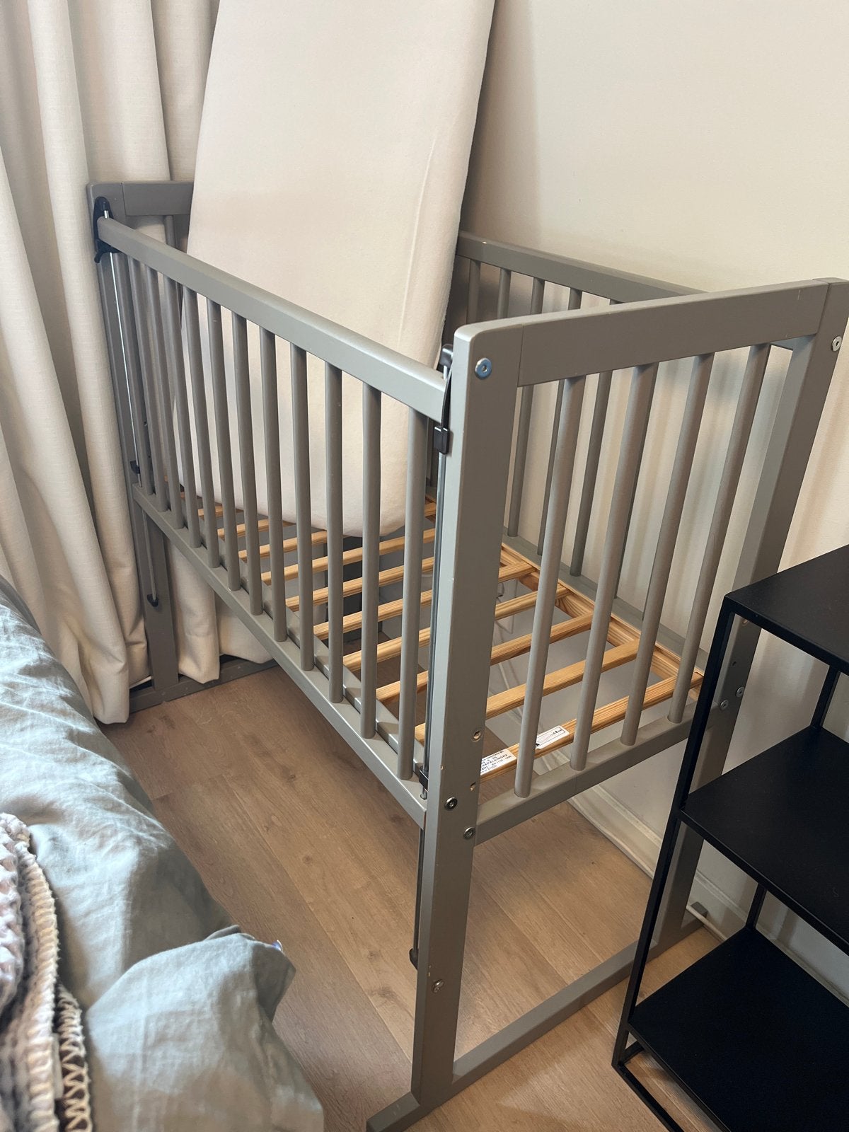 Petit Amelie houten co-sleeper met matras (optioneel beddeng, Ophalen of Verzenden, Zo goed als nieuw, Wieg