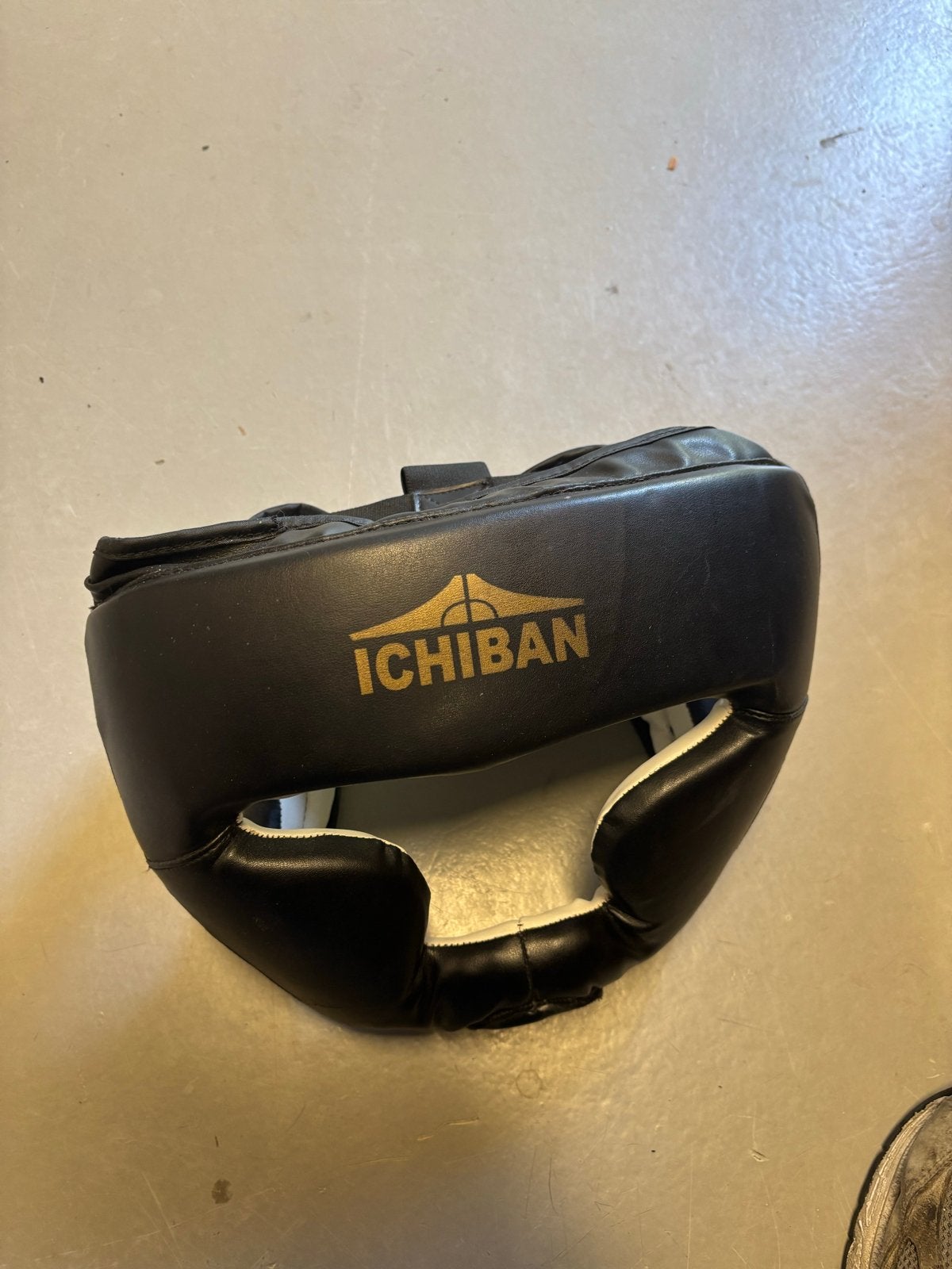 Ichiban Hoofdkap Maat M - Zwart Vechtsport Hoofdbeschermer, Sport en Fitness, Boksen, Ophalen of Verzenden, Gebruikt, Bokshelm