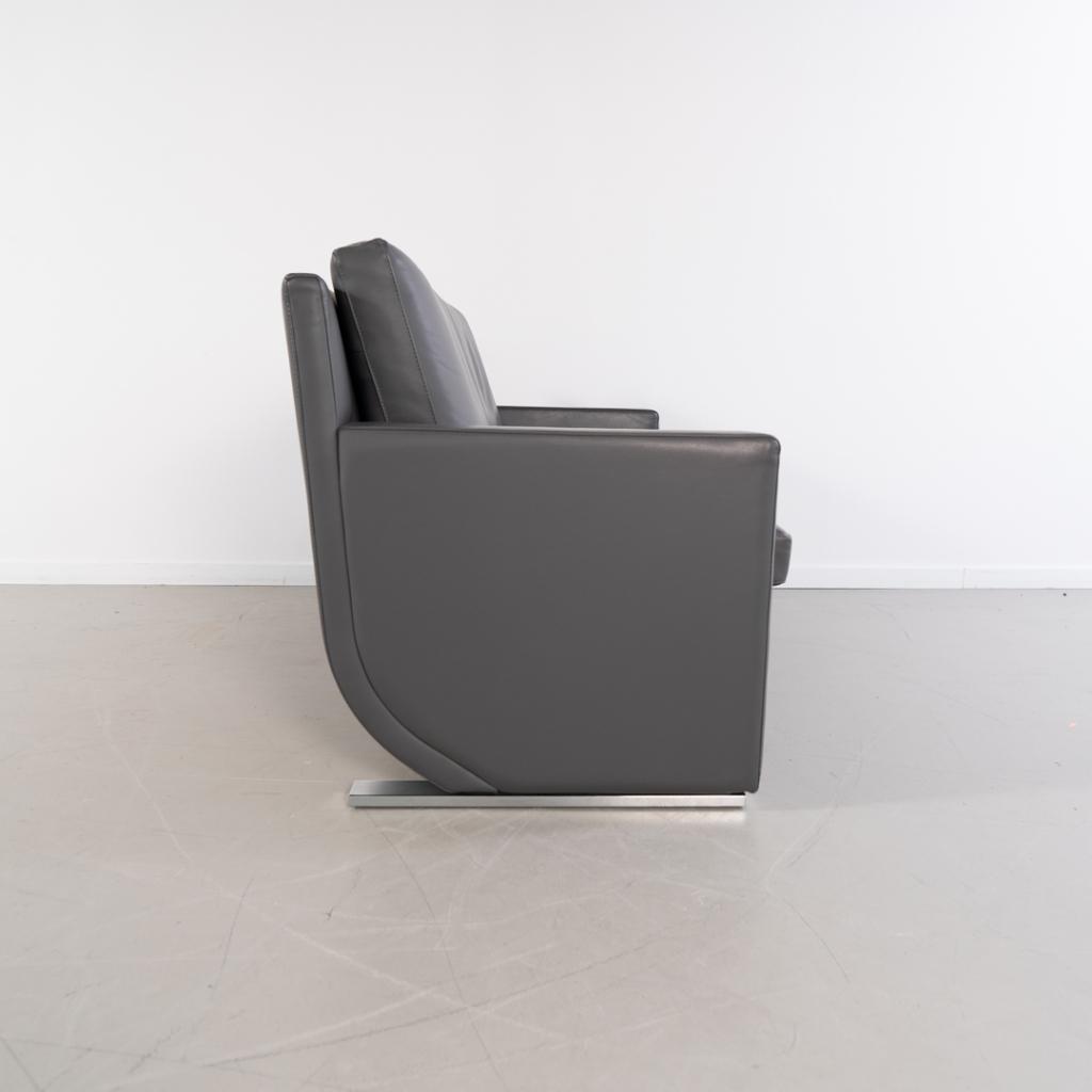 1x Leolux Timandra 2-zits/148cm Bank Donkergrijs Leer, Huis en Inrichting, Niet ingevuld, Niet ingevuld, Tweepersoons, 75 tot 100 cm