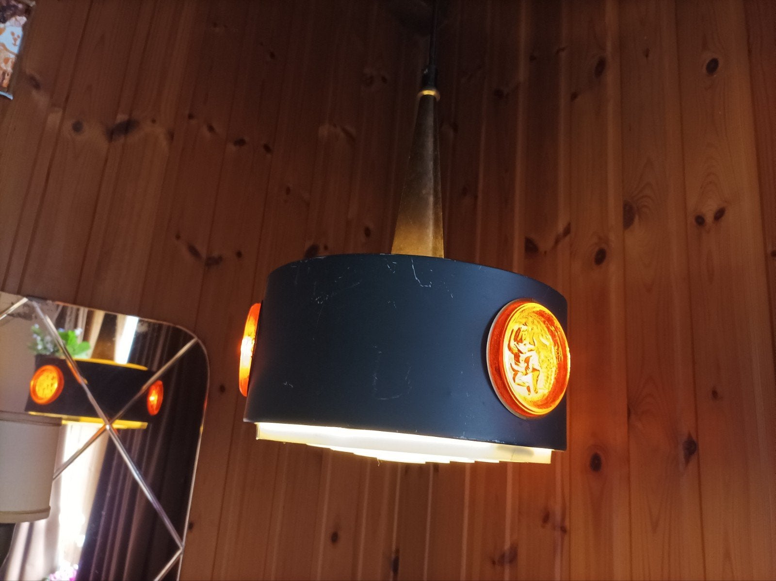 Vintage twee hanglampen en een kroonluchter met gekleurd gla, Ophalen