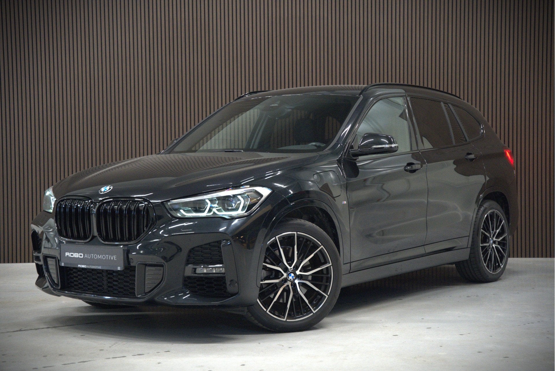 BMW X1 xDrive25e Executive M Sport | Stoelverwarming | Trekh, Dealer onderhouden, Gebruikt, Leder en Stof, Zwart