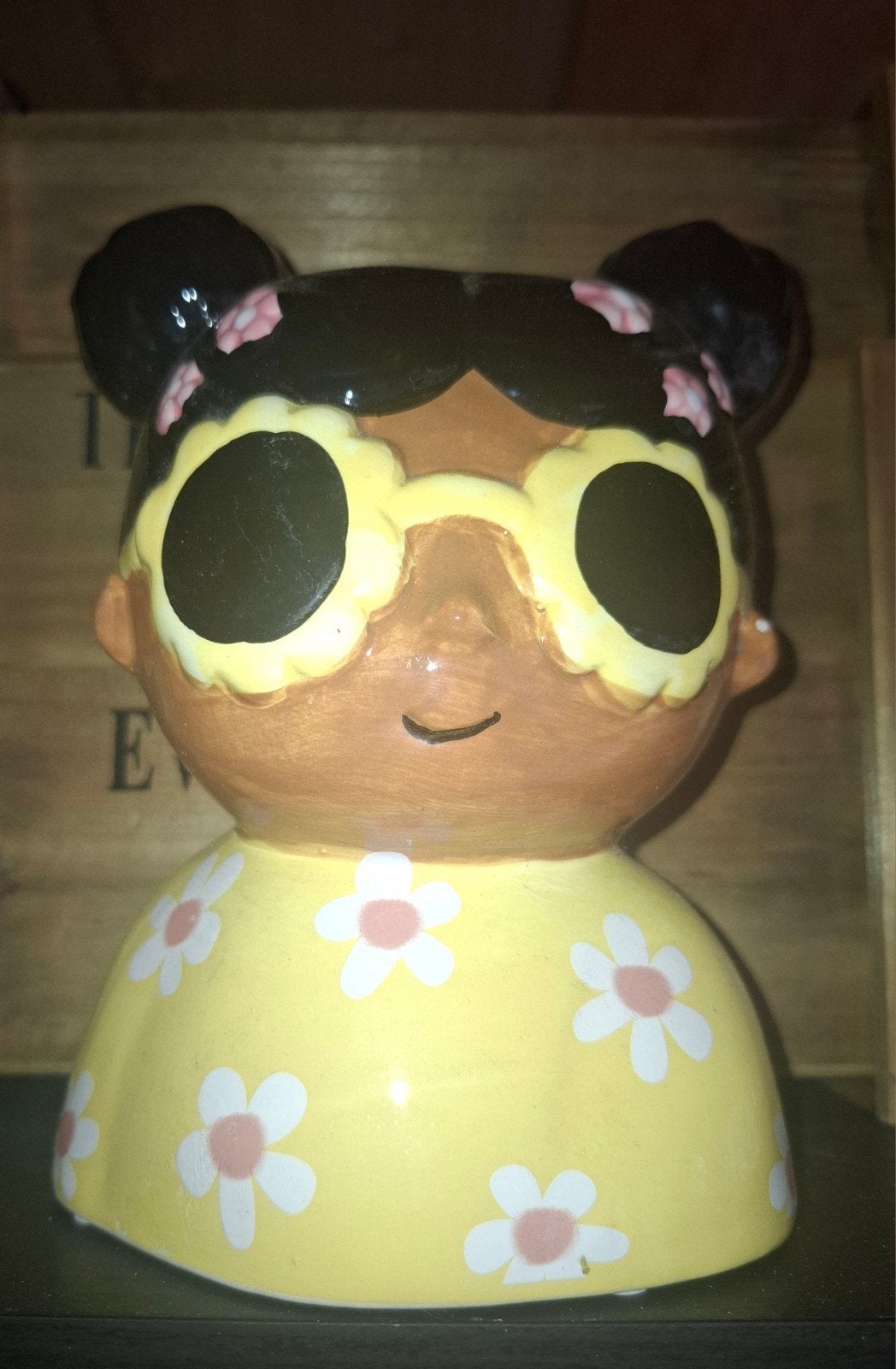 Grote gele bloempot in de vorm van een meisje met zonnebril, Ophalen of Verzenden, Zo goed als nieuw, Overige vormen, Minder dan 40 cm