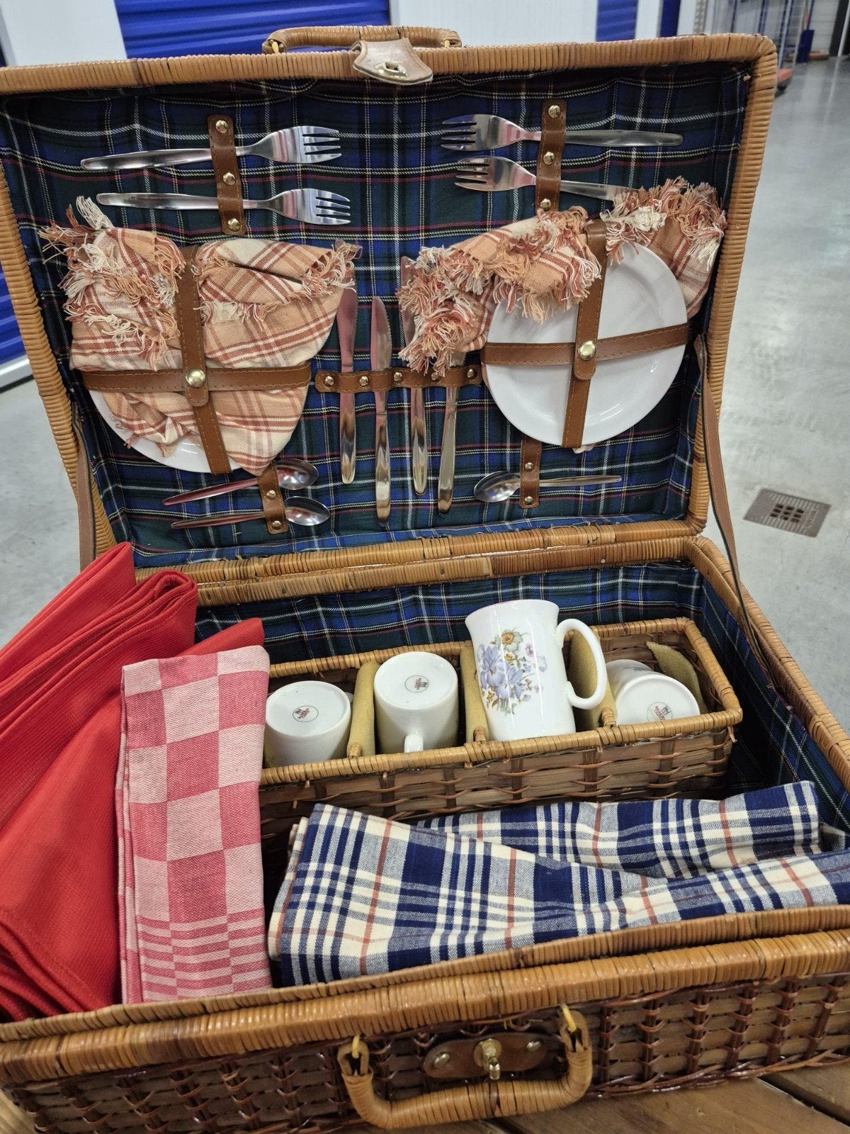 Nieuwe picknickmand met servies en bestek, Ophalen, Nieuw