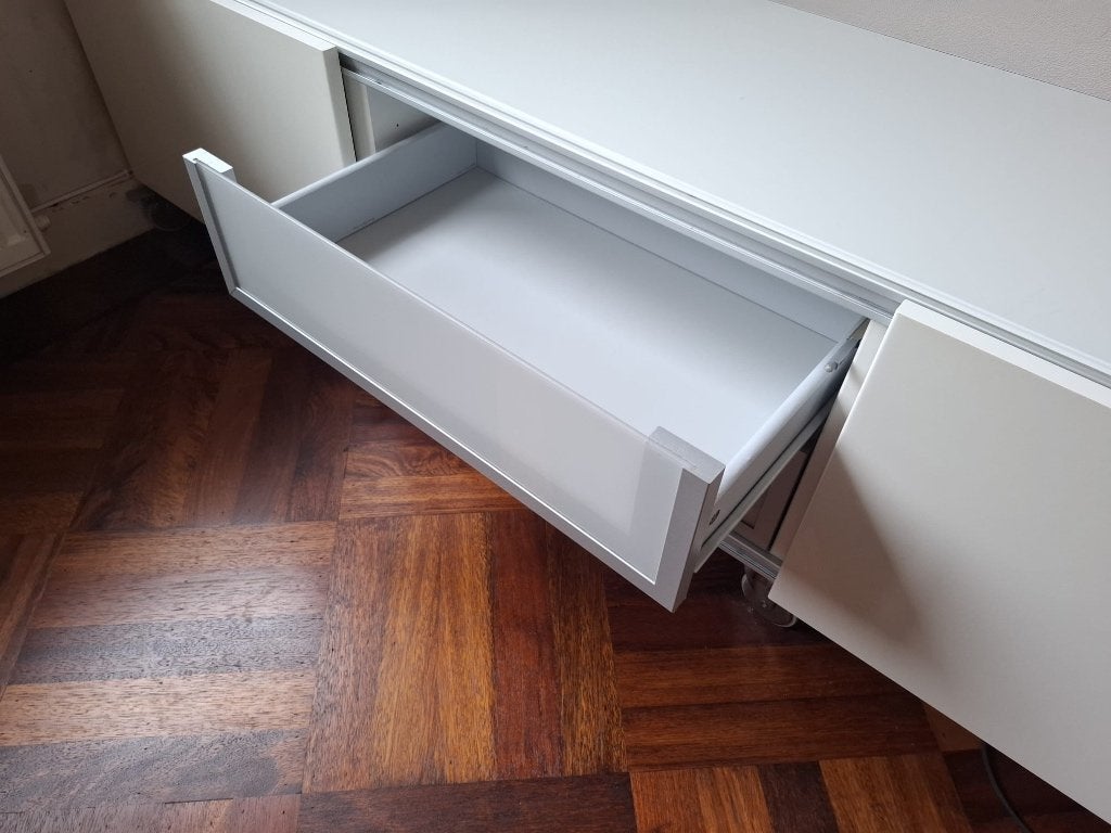 Foto 4 van Witte IKEA Bestå tv-meubel, met wielen