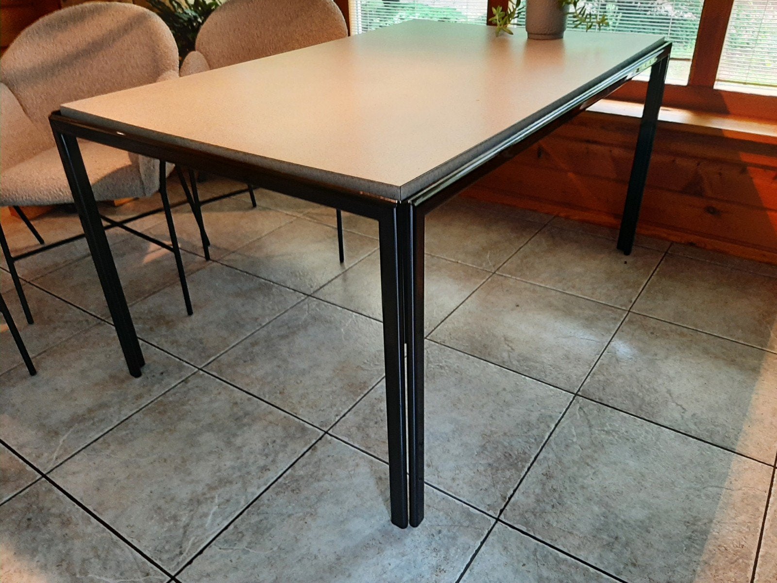 Eettafel met zwart metalen frame en grijs blad, Ophalen, Gebruikt, 100 tot 150 cm, Overige materialen