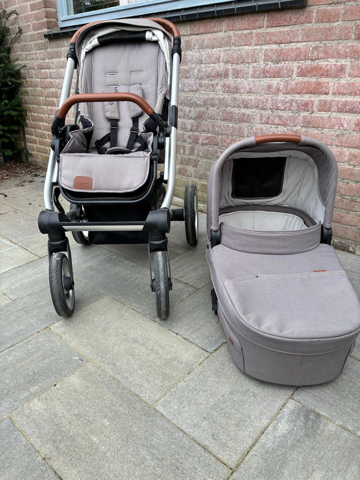 Mutsy Nio Kinderwagen Grijs met Reiswieg en Accessoires, Ophalen, Gebruikt, Combiwagen, Met reiswieg